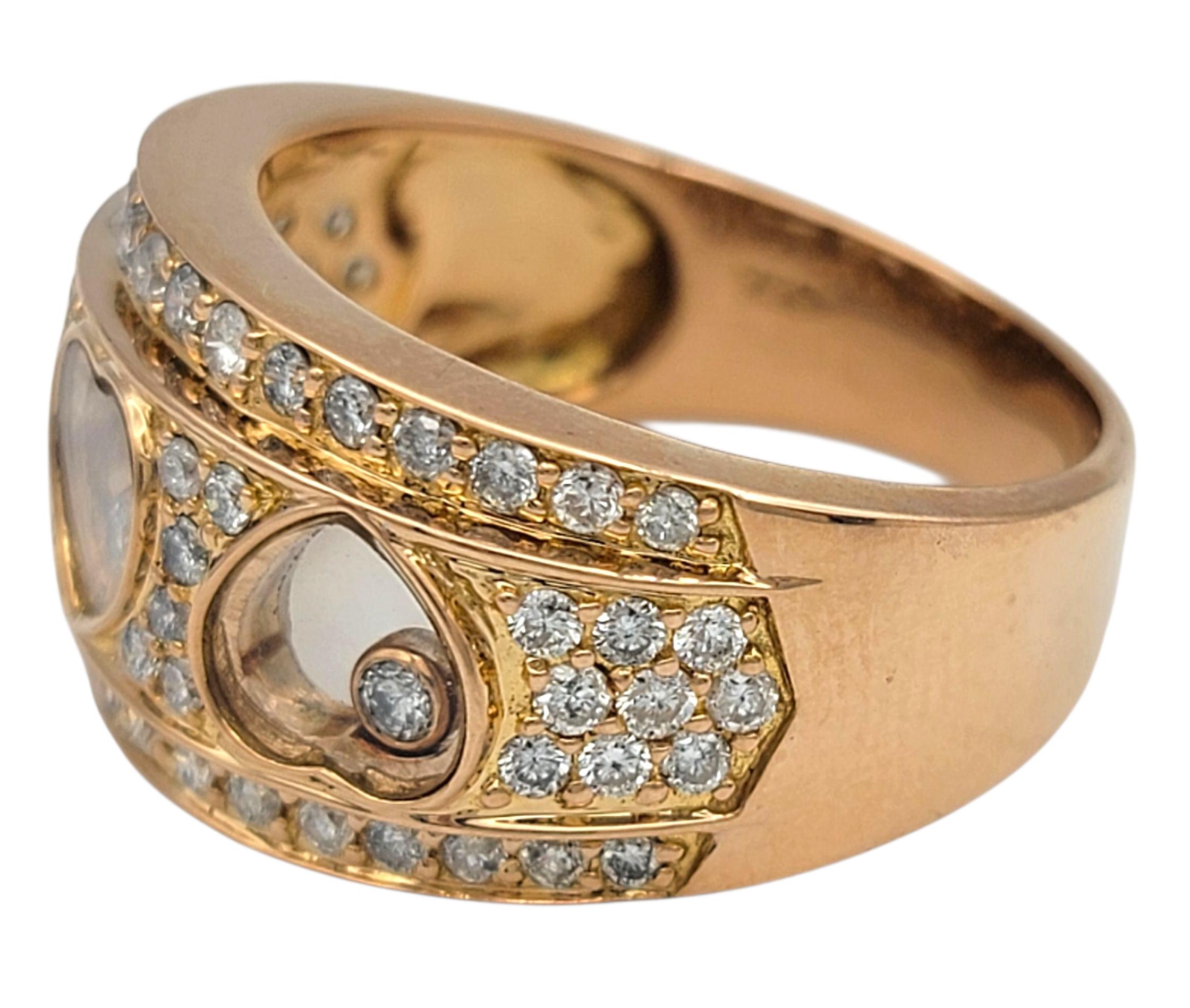 Taglio rotondo Anello a fascia con diamante fluttuante e triplo cuore in oro rosa lucido 18 carati in vendita