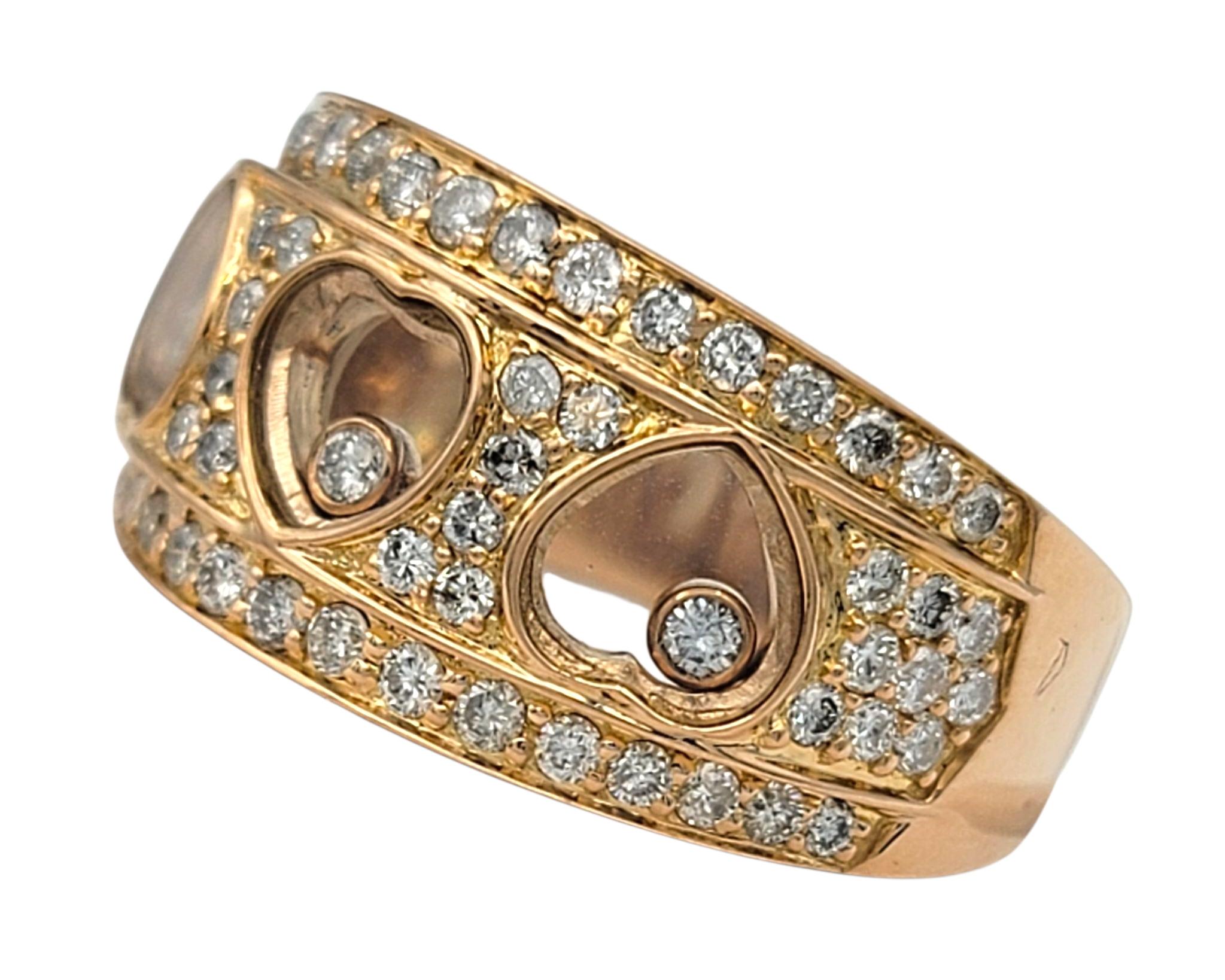 Anello a fascia con diamante fluttuante e triplo cuore in oro rosa lucido 18 carati In condizioni buone in vendita a Scottsdale, AZ
