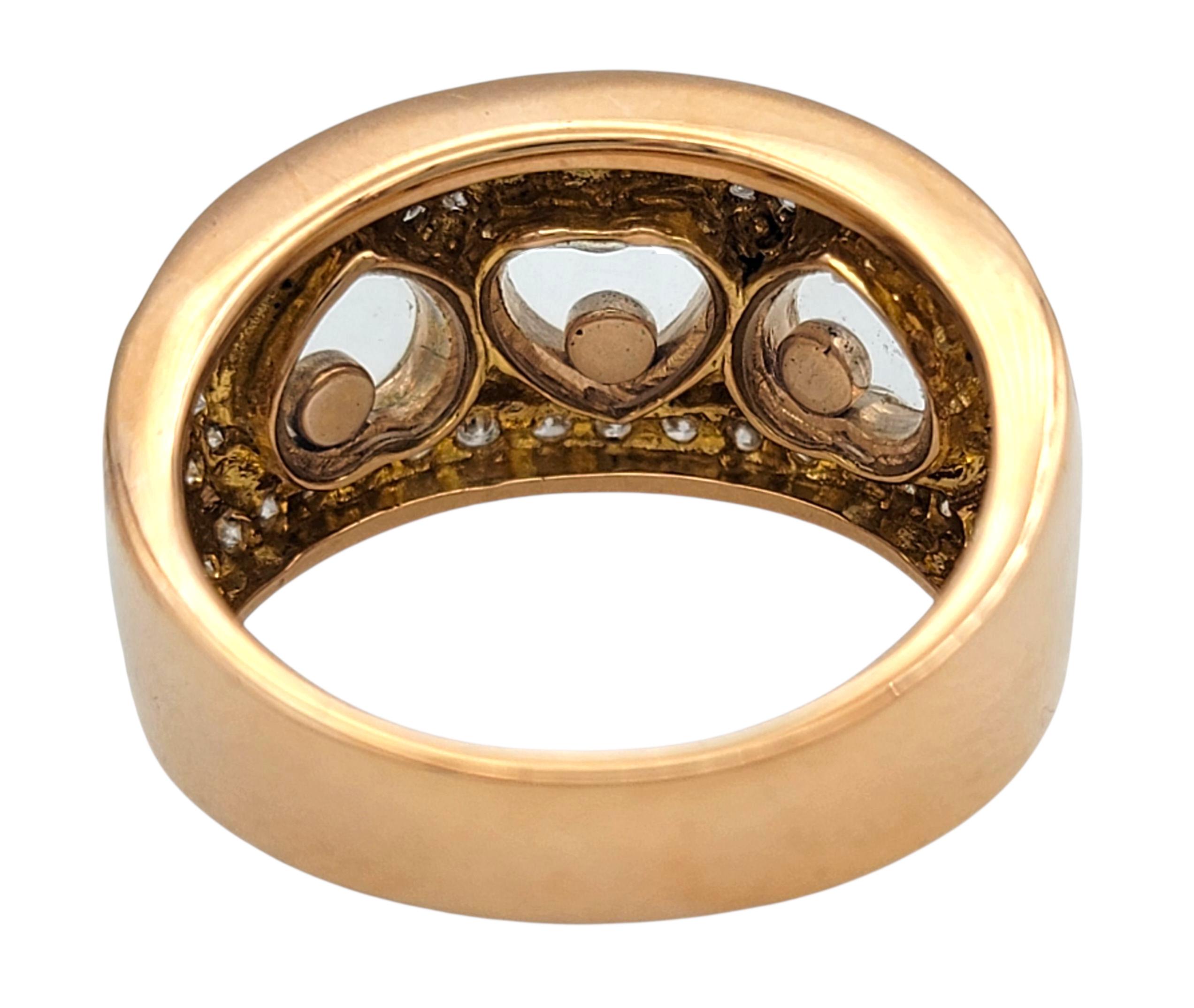 Anello a fascia con diamante fluttuante e triplo cuore in oro rosa lucido 18 carati in vendita 1