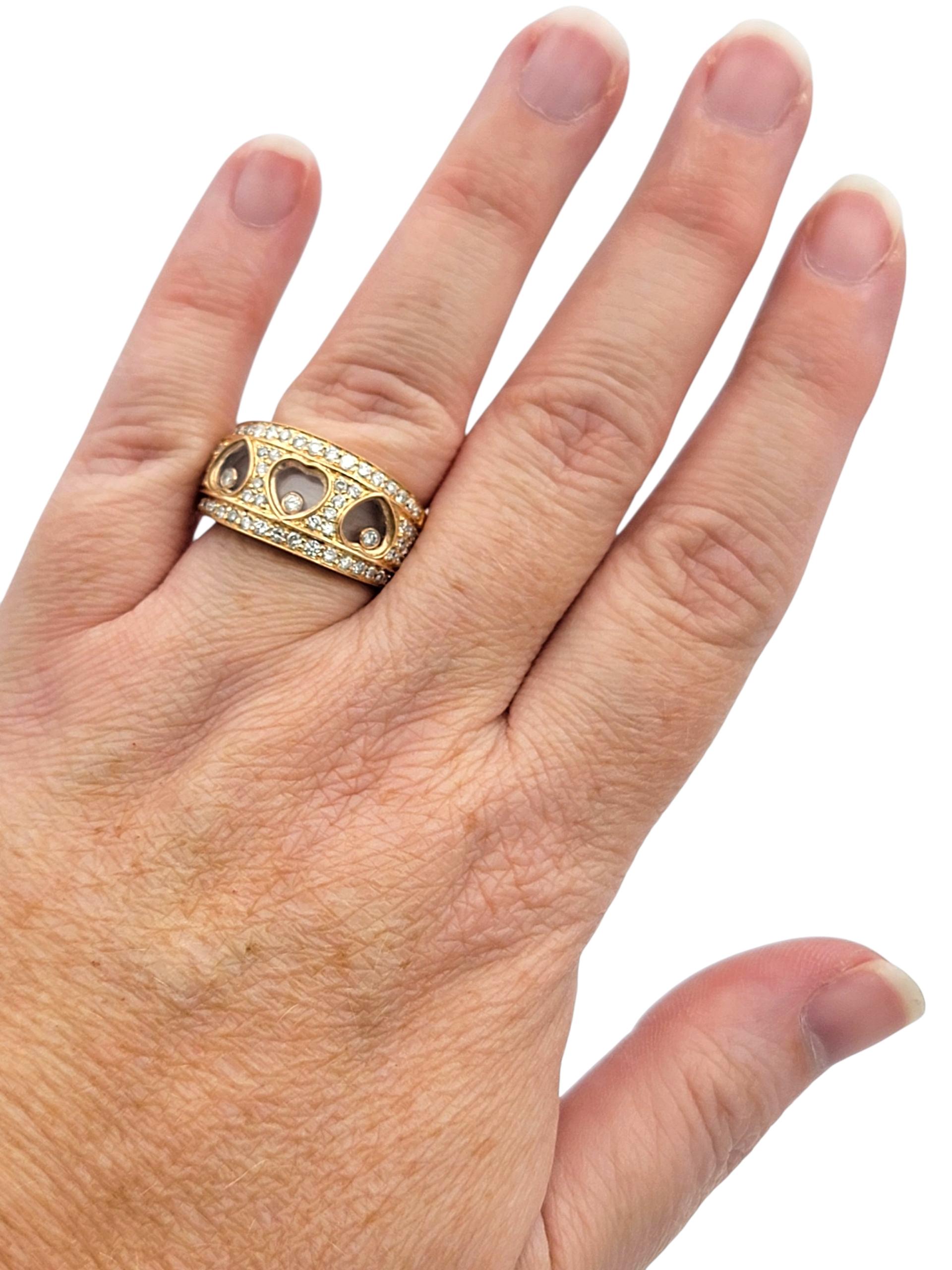 Anello a fascia con diamante fluttuante e triplo cuore in oro rosa lucido 18 carati in vendita 3