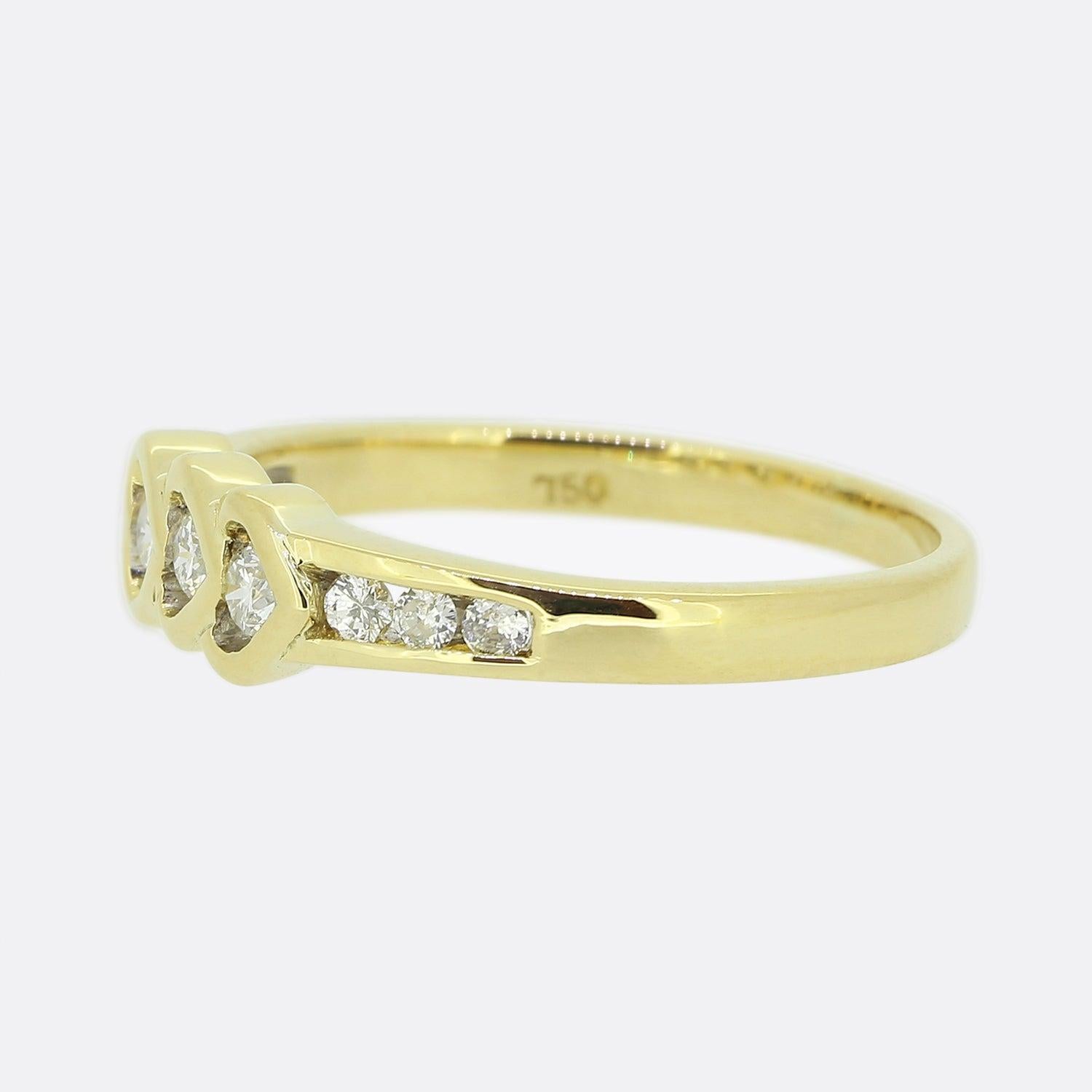 Hier haben wir einen wunderschönen Diamantring, der Gefühle von Liebe und Zuneigung hervorruft. Dieses Stück wurde aus 18 Karat Gelbgold gefertigt und zeigt ein Trio von offenen Herzmotiven in der Mitte der Vorderseite, von denen jedes einzeln mit
