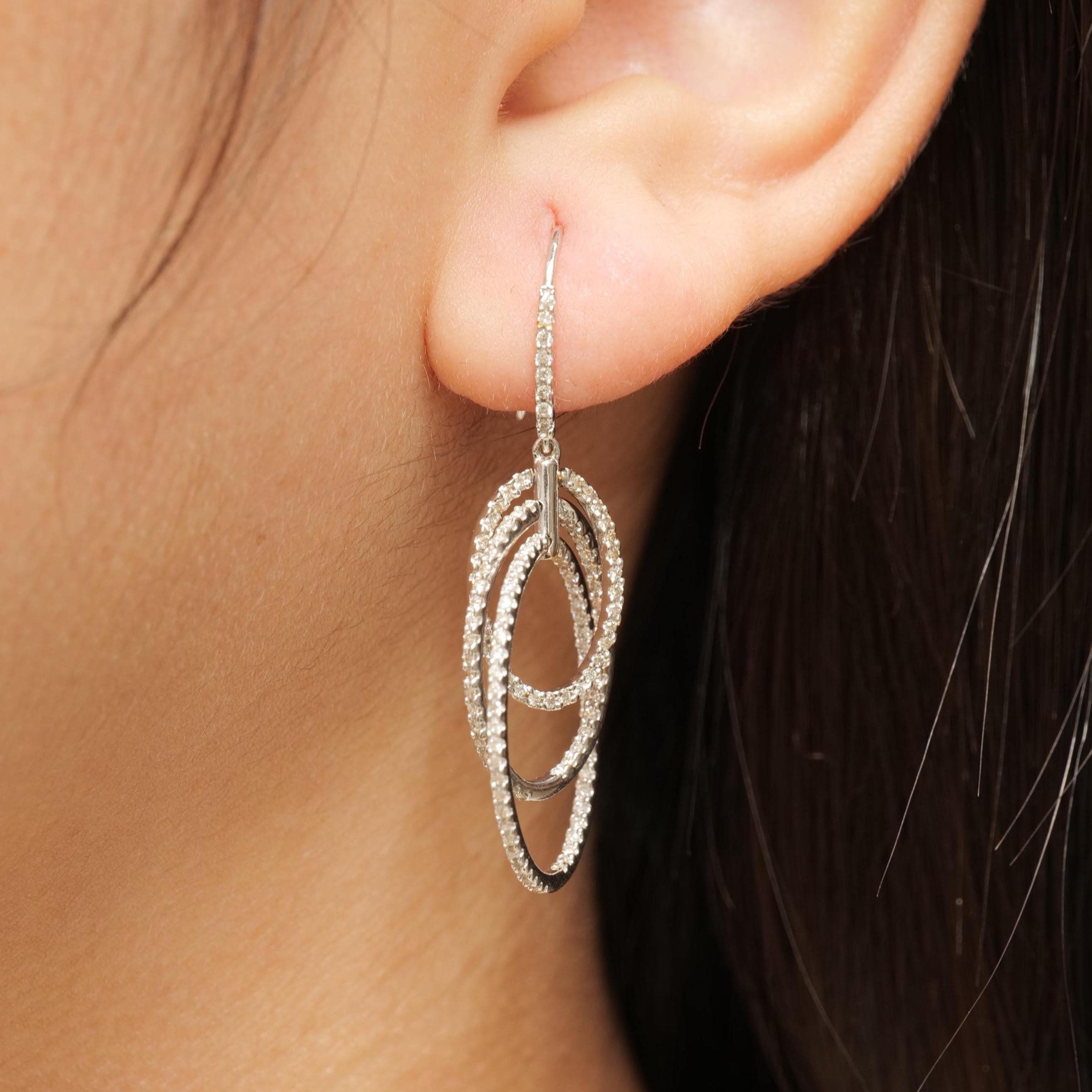 Pendientes colgantes de triple aro de diamantes en oro macizo de 14k (certificado) Corte redondo en venta