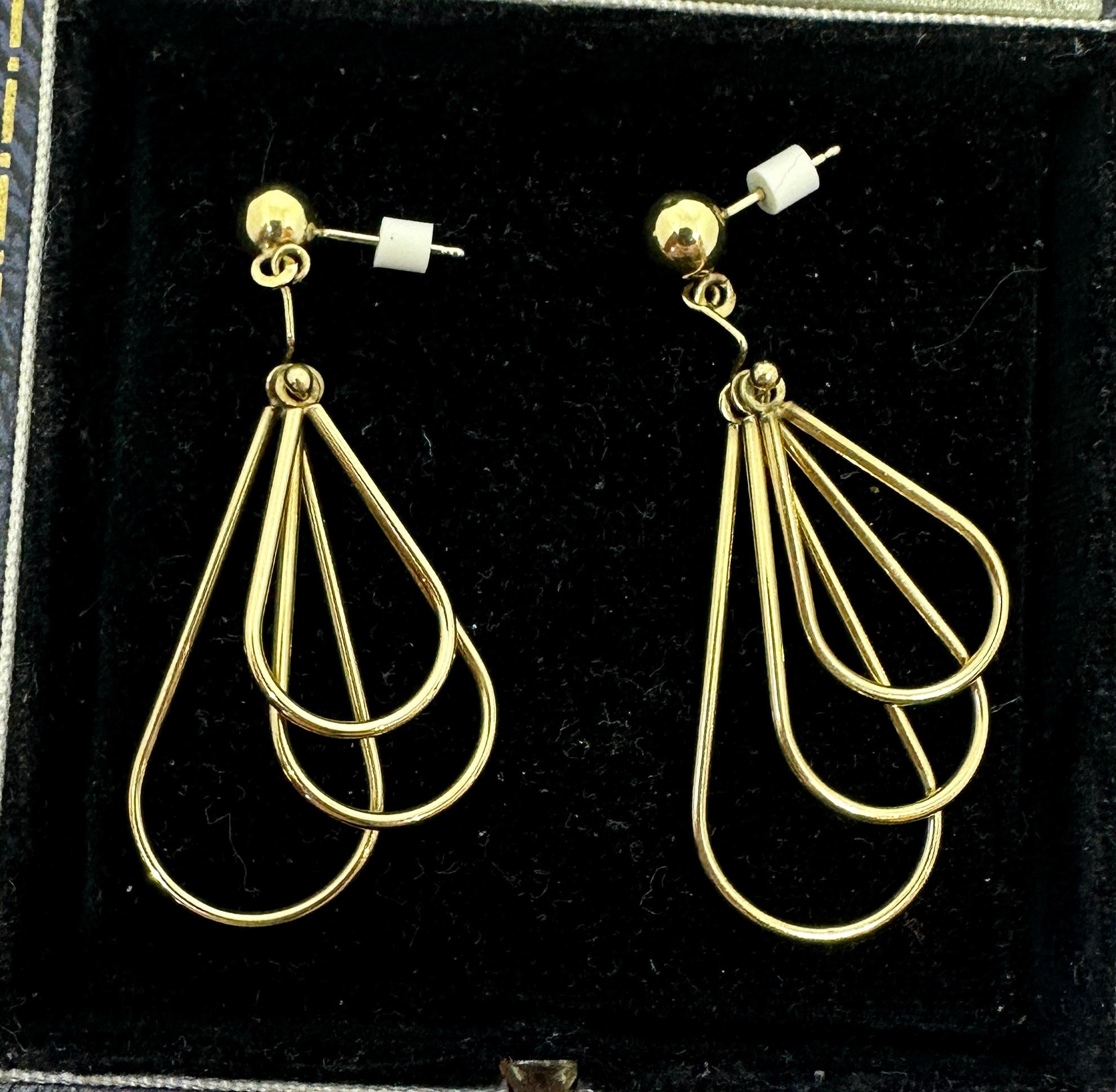 Concediti un meraviglioso paio di orecchini pendenti a triplo cerchio antichi in oro 14 carati. 
Questi orecchini sono semplicemente meravigliosi. Hanno i favolosi 3 cerchi graduati a forma di siluro che pendono in un fascio di oro scintillante.