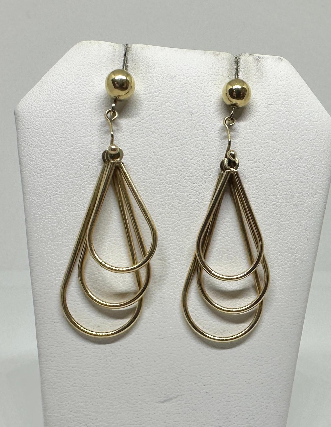 Orecchini a goccia con pendente a cerchio triplo in oro 14 carati da 2 pollici Classico In condizioni ottime in vendita a New York, NY