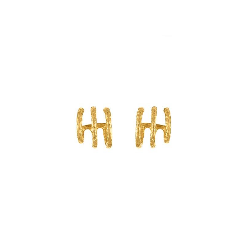 Genießen Sie die Eleganz dieser atemberaubenden dreifachen Huggie-Hoop-Ohrringe, die in sorgfältiger Handarbeit aus reinem 22-karätigem Gold gefertigt wurden. Der reiche, warme Glanz des hochkarätigen Goldes verleiht jedem Ensemble einen Hauch von