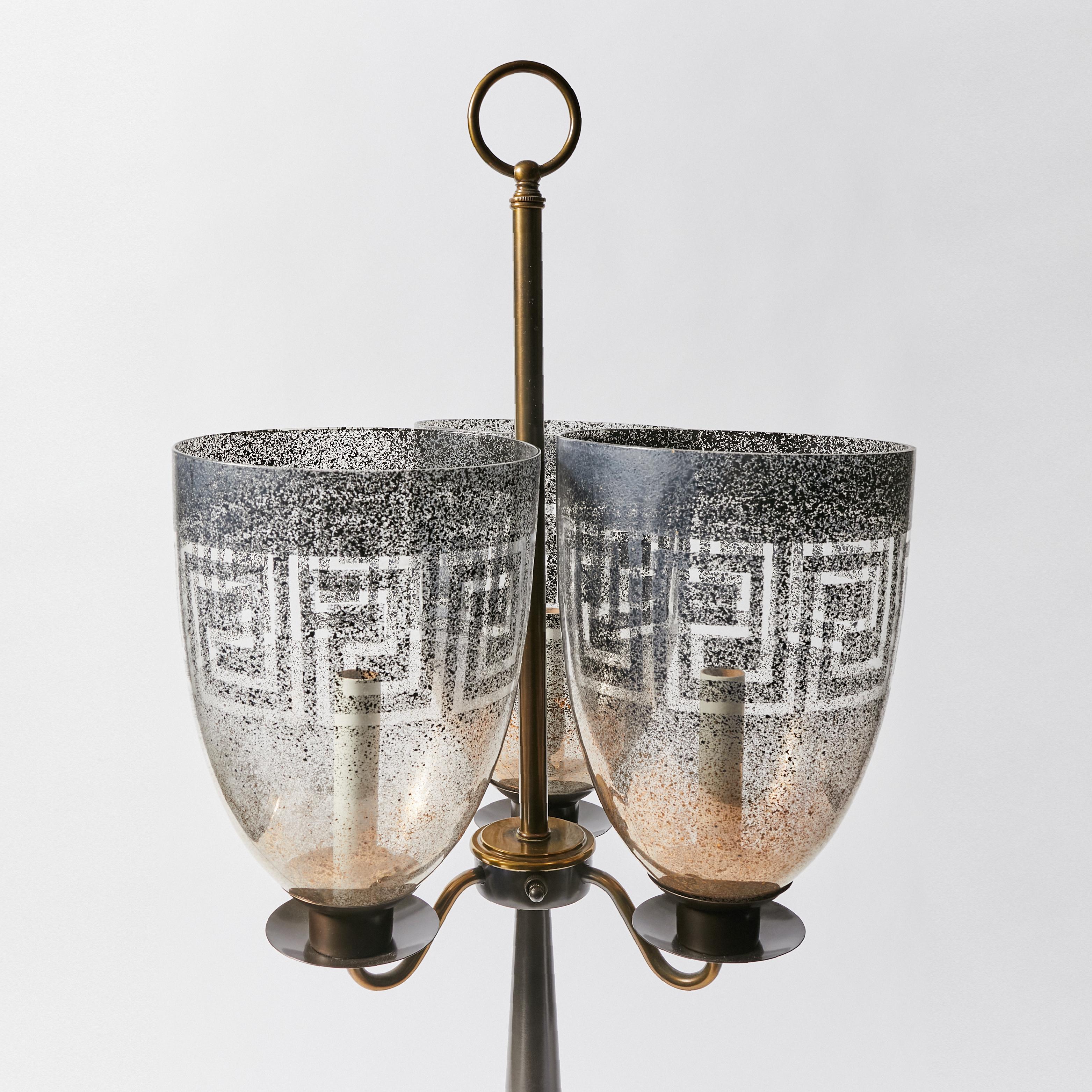 Mid-Century Modern Lampe de bureau à triple abat-jour en forme d'ouragan à la manière de Tommi Parzinger en vente