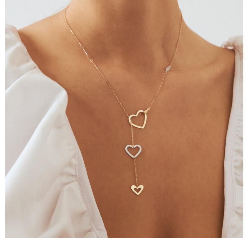 Die 14K Solid Gold Triple Heart Necklace spiegelt das unermüdliche Engagement von Orena Jewelry für außergewöhnliche Kunstfertigkeit wider. Jede Halskette wird in sorgfältiger Handarbeit gefertigt und strahlt eine Mischung aus Luxus und zeitloser