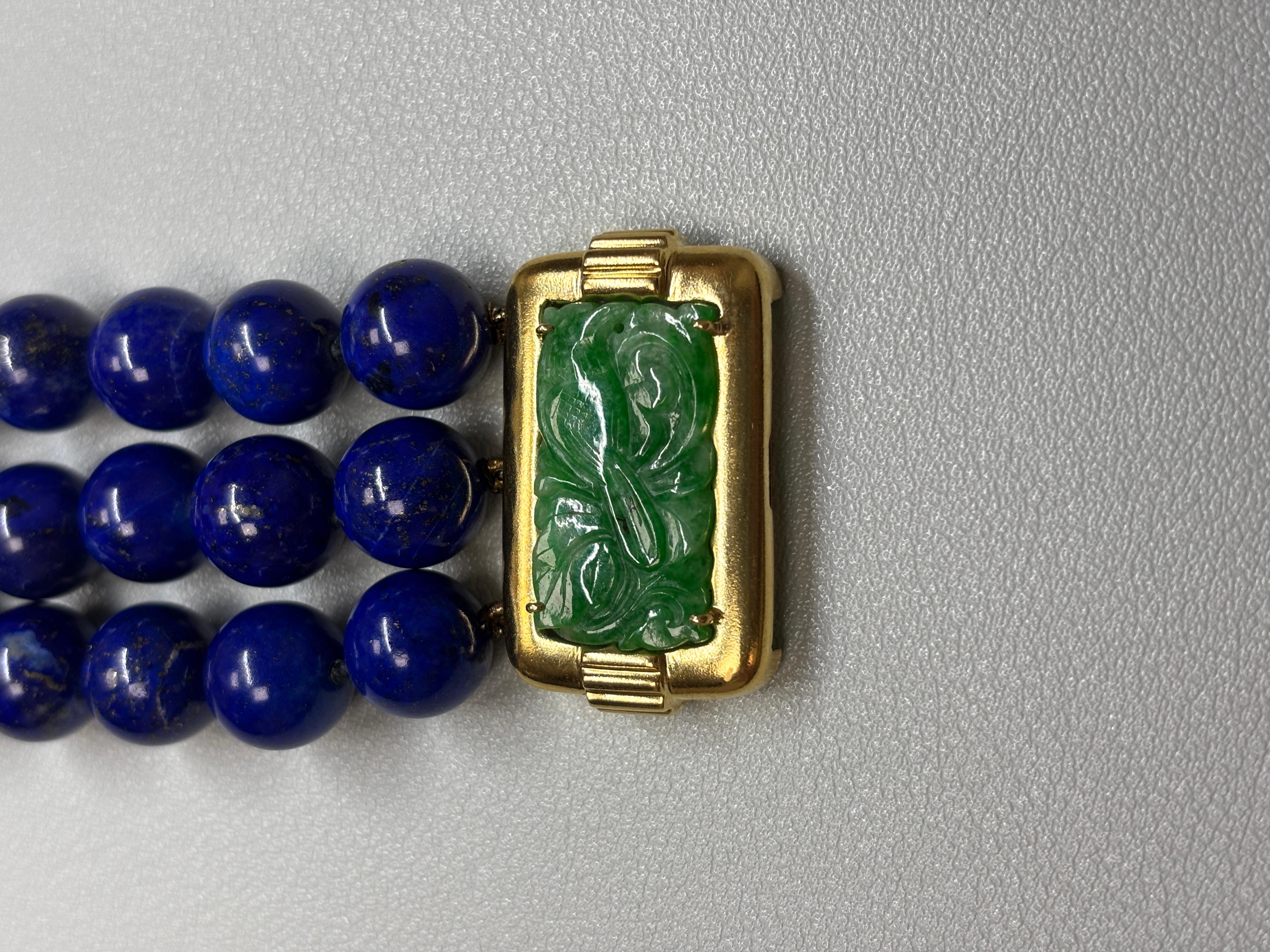 Dieses handgefertigte Armband besteht aus 45 runden Perlen aus natürlichem, ungefärbtem Lapislazuli, die in drei eleganten Linien angeordnet sind und mit einem einzelnen Jade-Verschluss gesichert werden. 

Mit einer Länge von 7