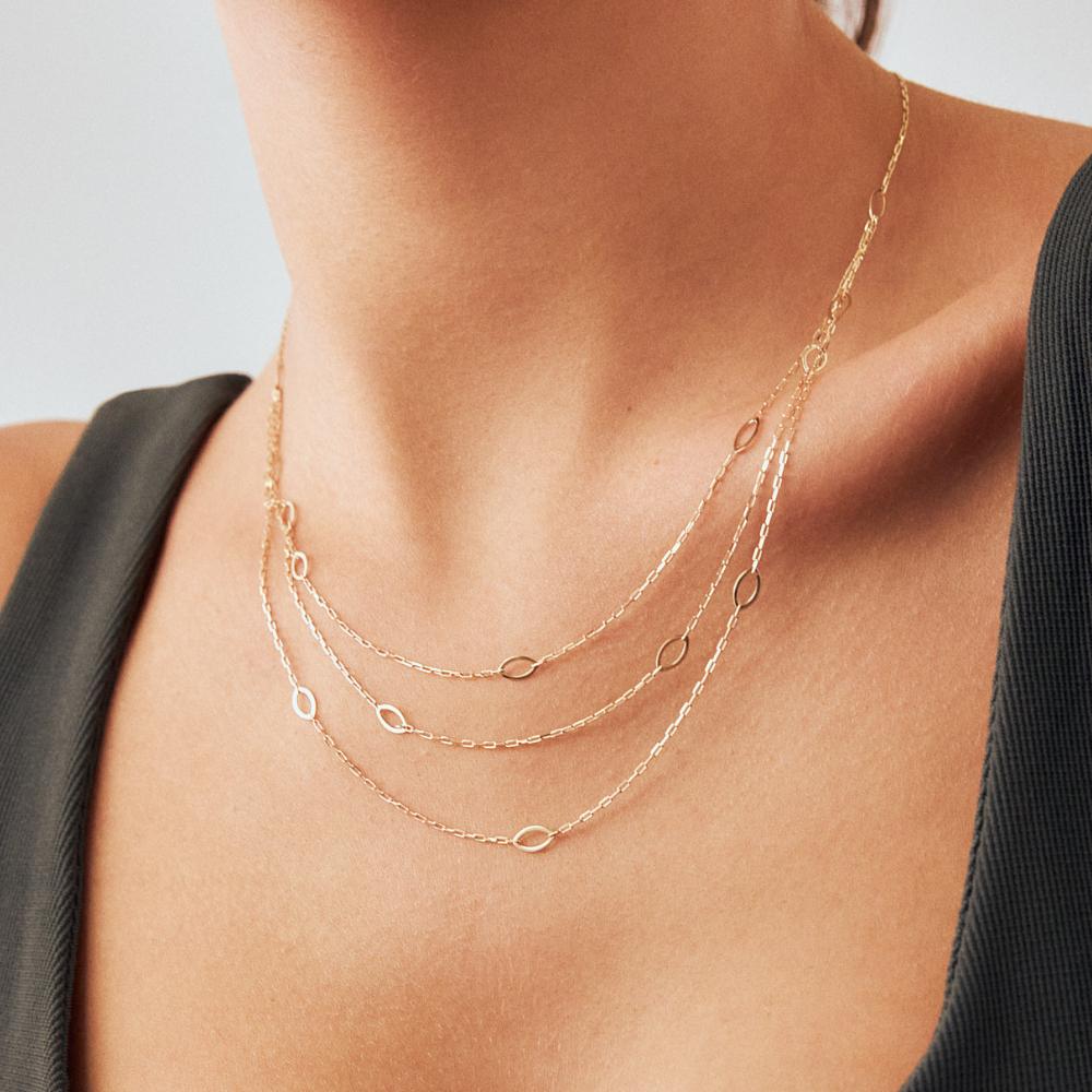 Die Station-Halskette aus massivem 14-karätigem Gold ist ein klares Zeichen für das Engagement von Orena Jewelry für außergewöhnliche Kunstfertigkeit. Jeder Zentimeter dieser Halskette ist sorgfältig entworfen und handgefertigt und strahlt ein