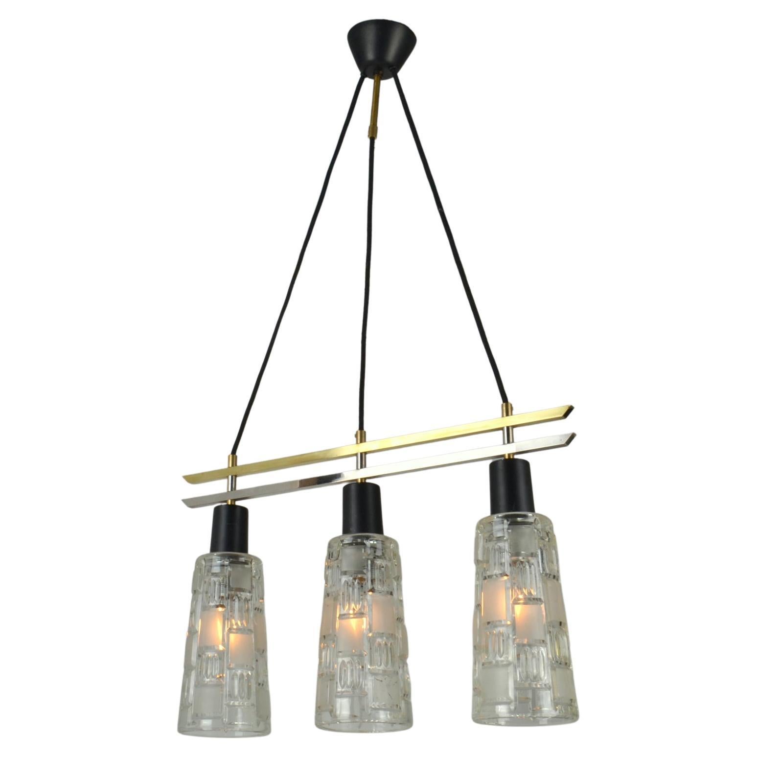 Lampadario a tre luci in ottone, cromo e vetro trasparente 1960s in vendita 4