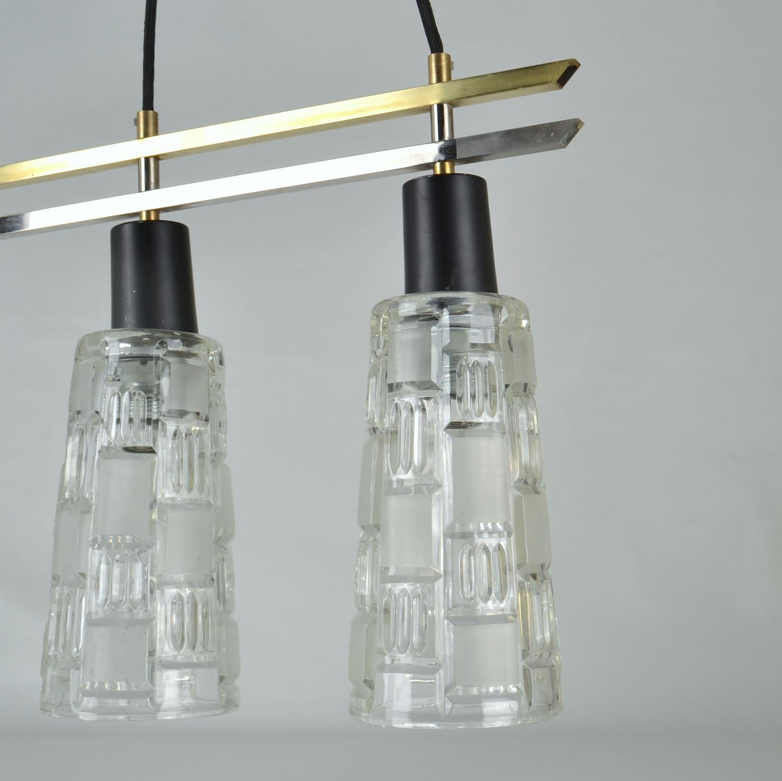Dreifach-Leuchten-Kronleuchter aus Messing, Chrom und Klarglas, 1960er Jahre im Angebot 6