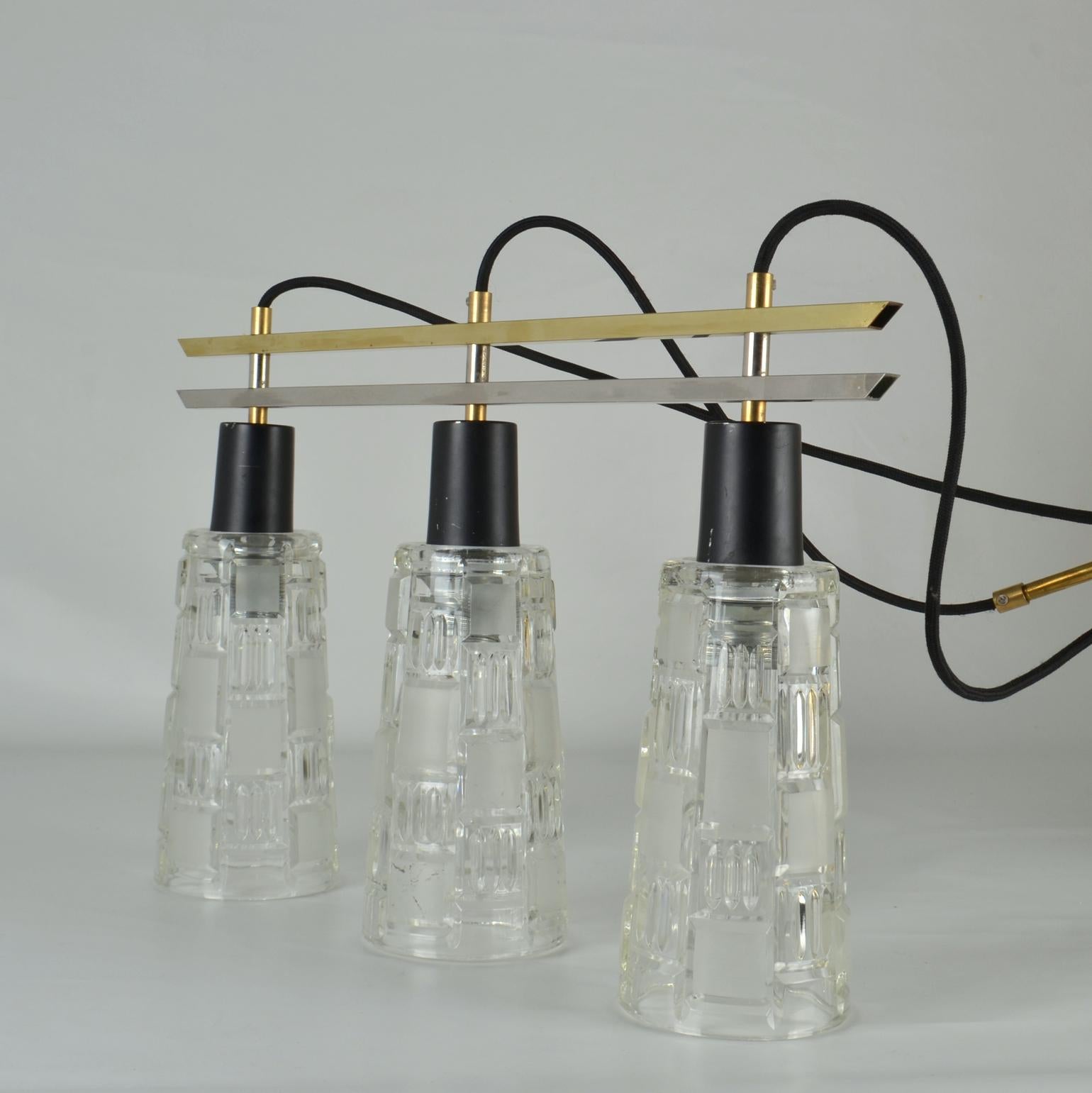 Dreifach-Leuchten-Kronleuchter aus Messing, Chrom und Klarglas, 1960er Jahre im Angebot 8