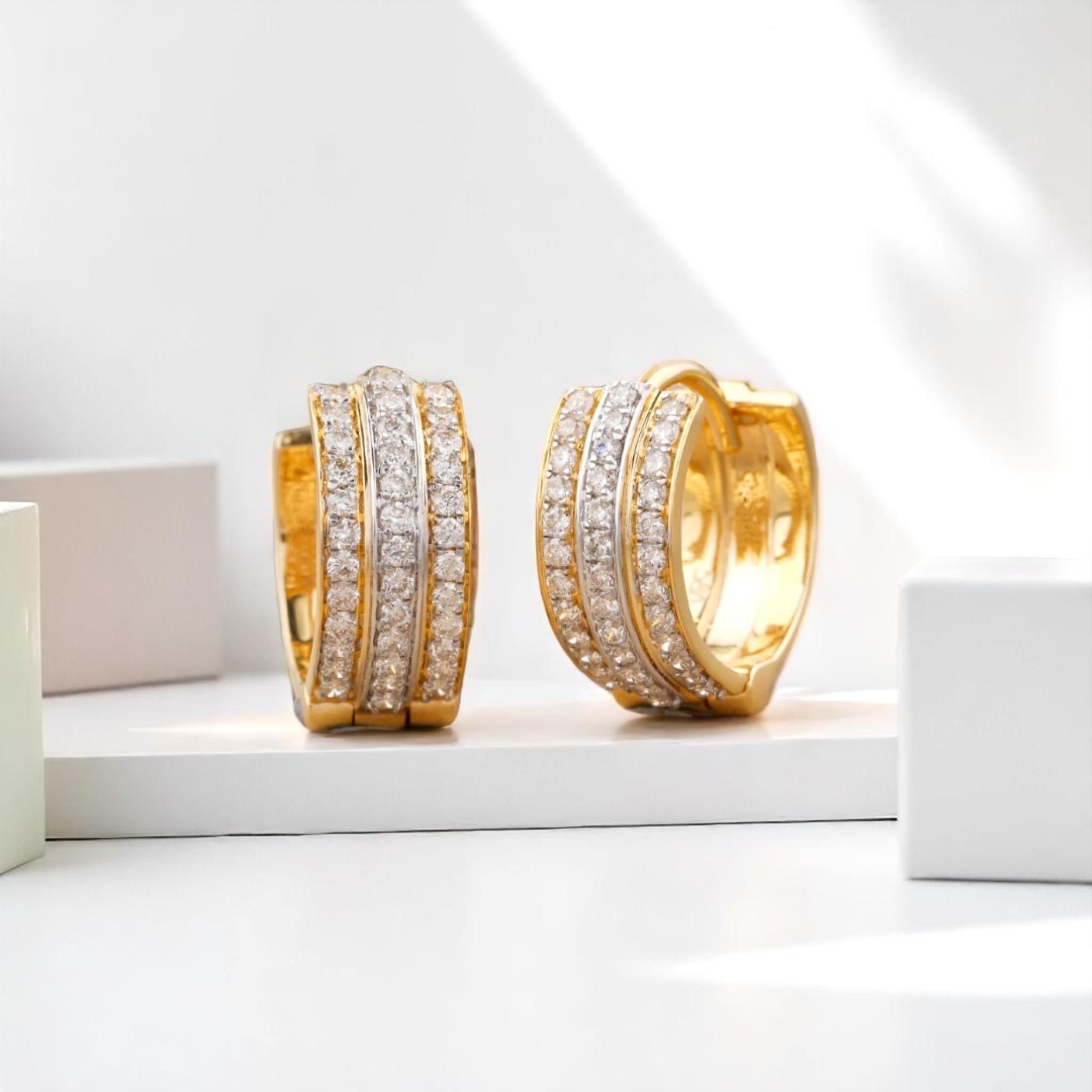 Taglio rotondo Orecchini Huggie con diamante a tripla linea in oro massiccio 14K (certificati) in vendita
