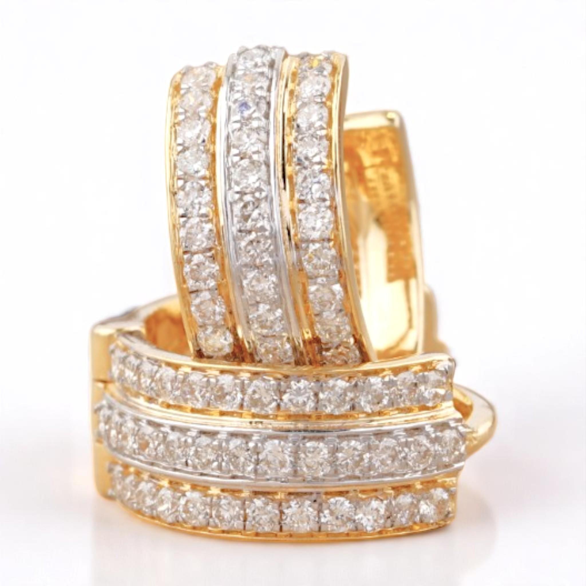 Orecchini Huggie con diamante a tripla linea in oro massiccio 14K (certificati) In condizioni Nuovo in vendita a New Delhi, DL