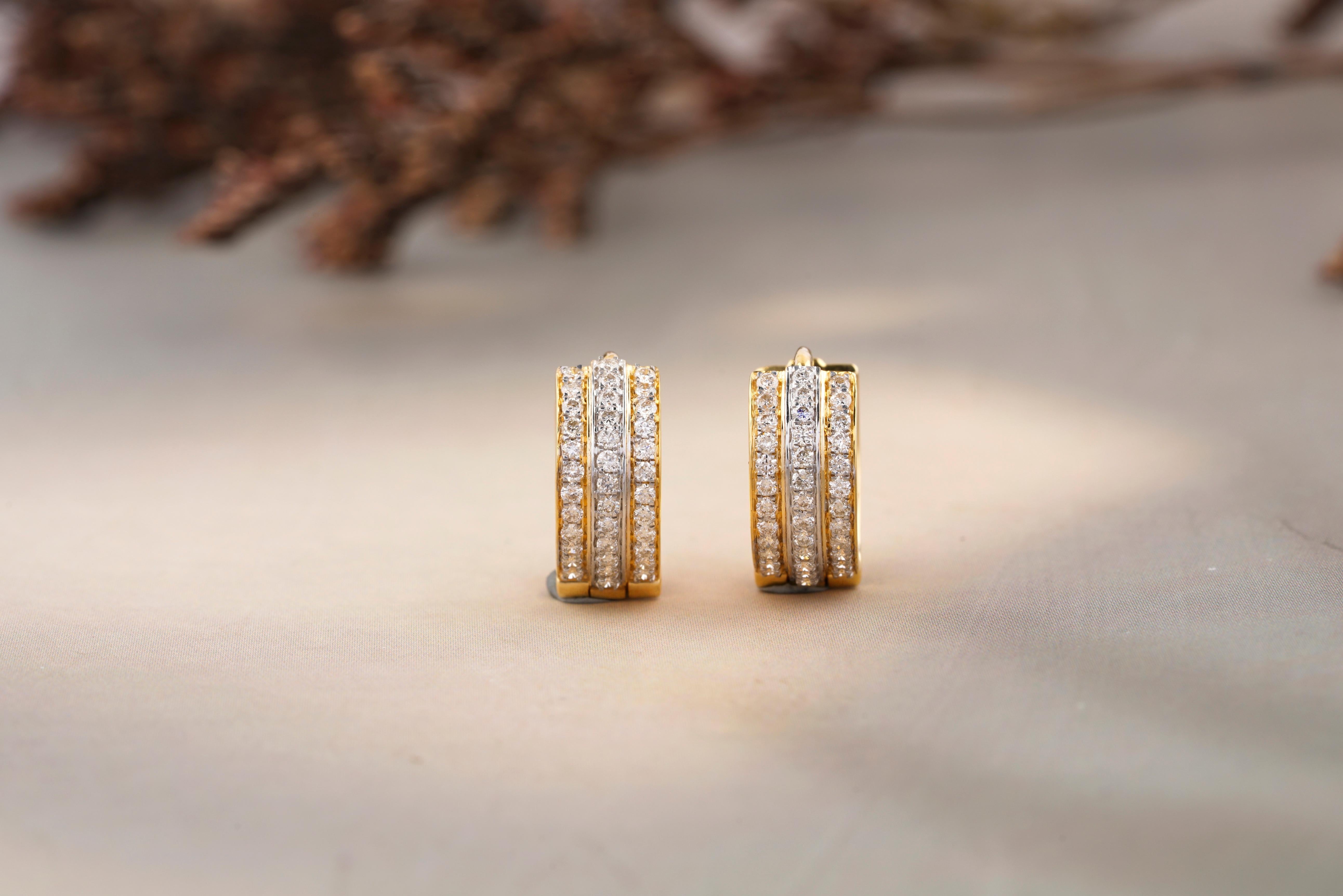 Boucles d'oreilles Huggie à trois lignes de diamants en or massif 14K (certifié) en vente 2