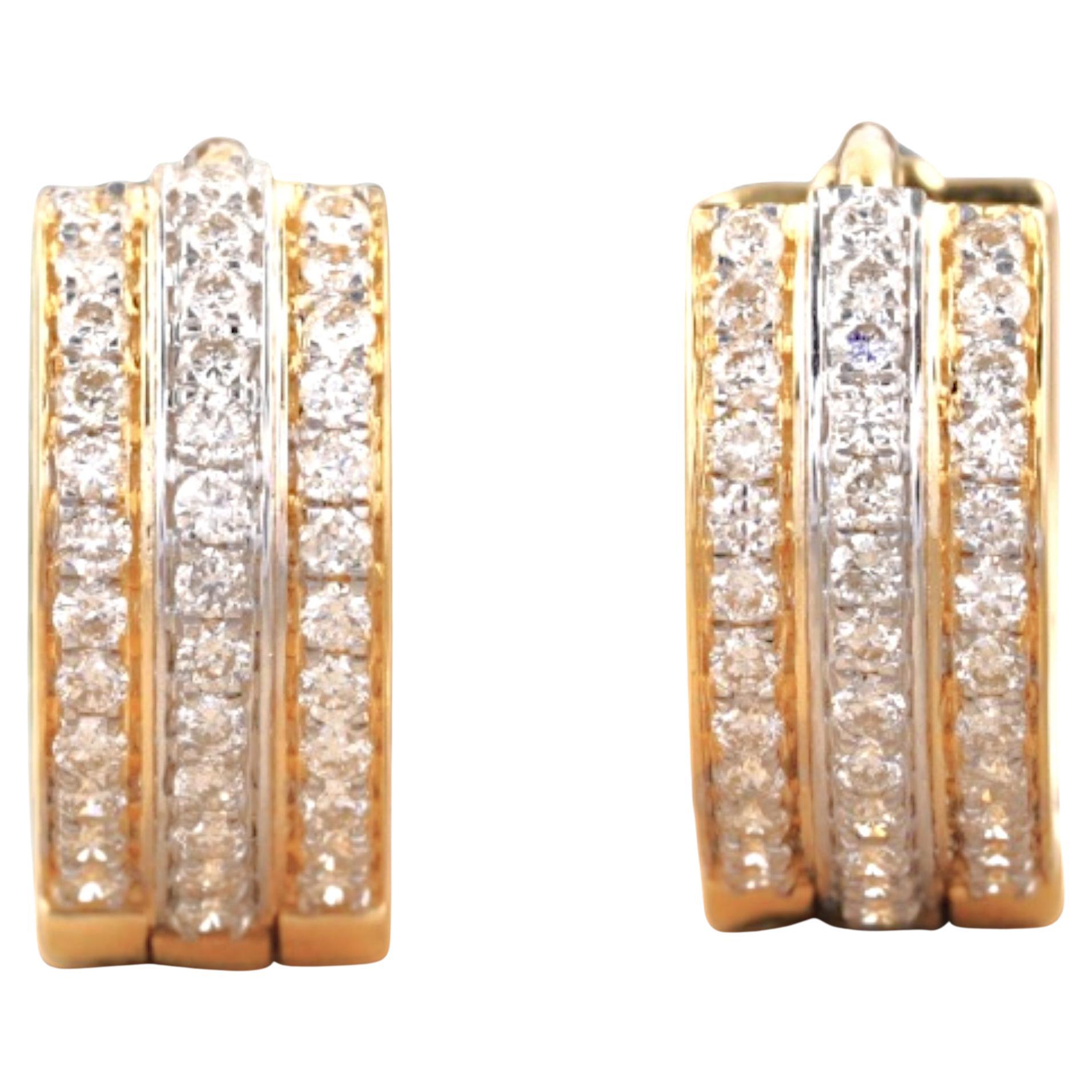 Orecchini Huggie con diamante a tripla linea in oro massiccio 14K (certificati) in vendita