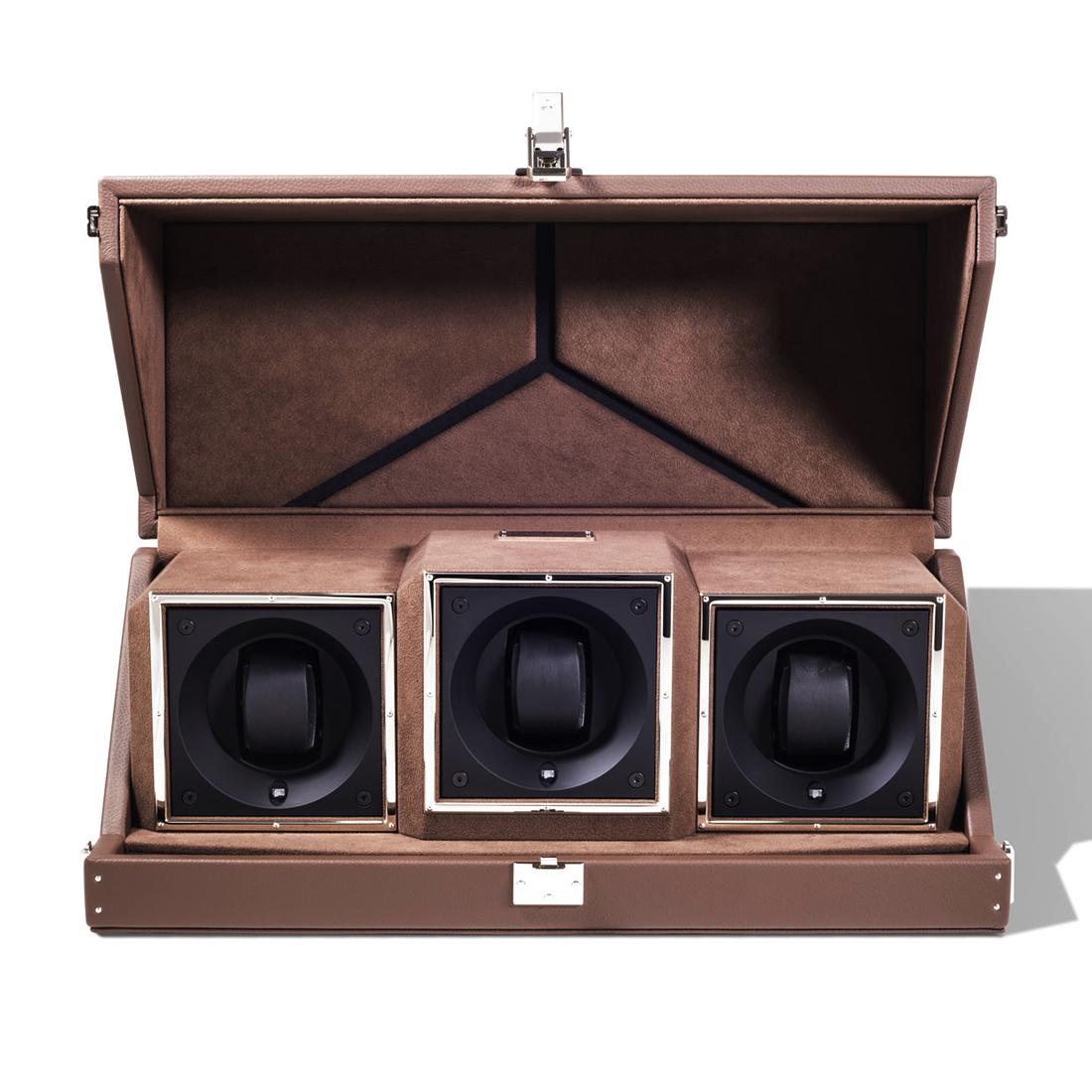 Box triple Luxwatch brown covered with brown
grained cowhide leather. With jewelry parts in solid brass,
with hand polished nickel-plated. With bottom feet in hand-
polished and nickel plated solid brass.
Padding and lining in brown slate