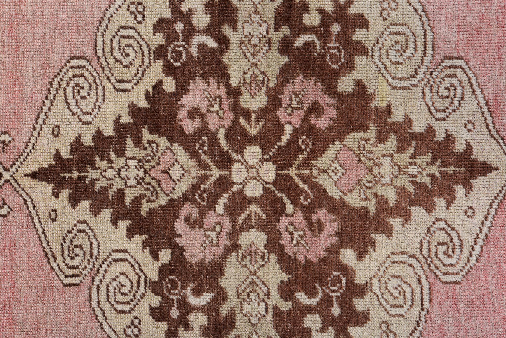 Triple Medallion Sunset Pink Vintage Oushak Runner In Excellent Condition For Sale In New York, NY
