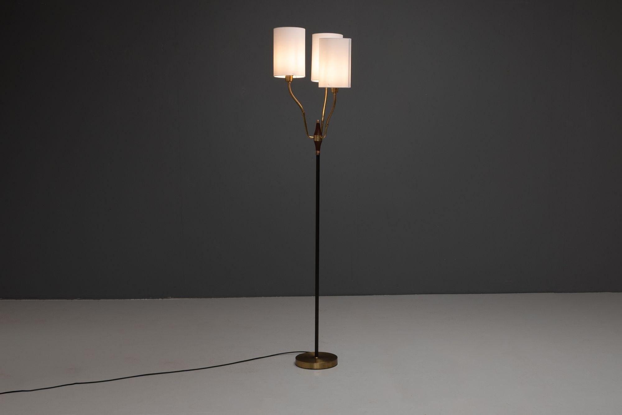Lampada da terra svedese a triplo collo articolato della metà del secolo. Albero in acciaio annerito con pinnacolo in teak con base in ottone e colli articolati. Circa 1960.
H. H. 180cm x L. 60cm x P. 60cm