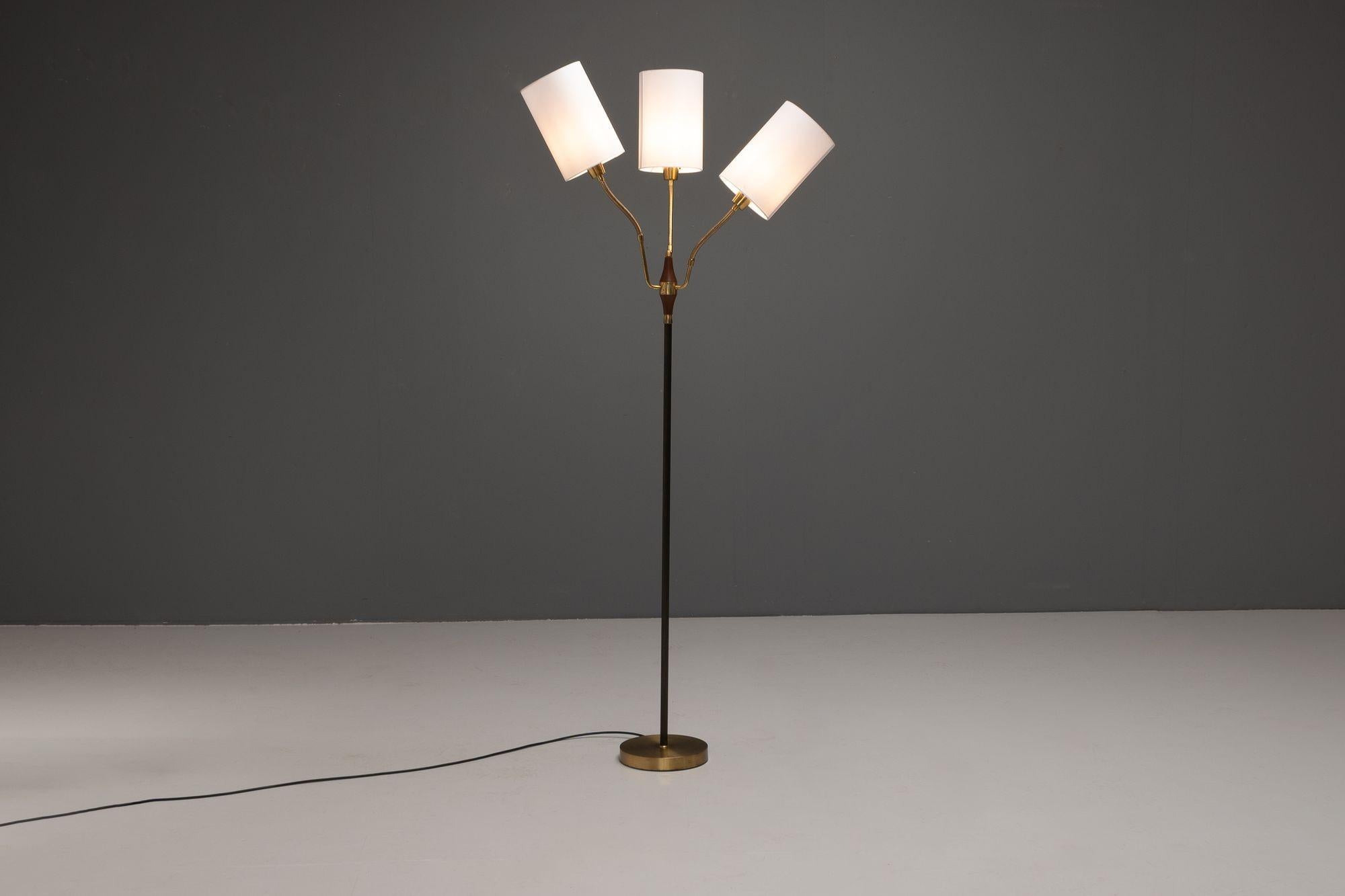 Svedese Lampada da terra svedese a triplo collo in vendita