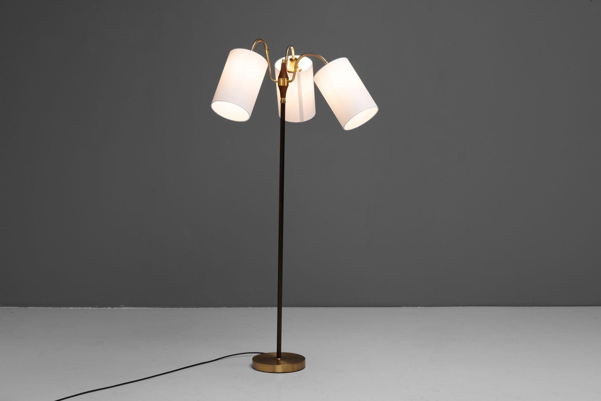 Lampada da terra svedese a triplo collo In condizioni buone in vendita a London, England
