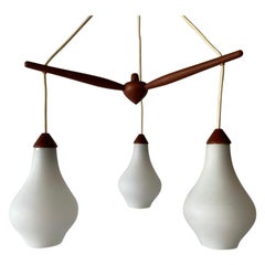 Plafonnier à trois têtes en verre opale et teck par Uno & sten Kristiansson, années 1960, Suède