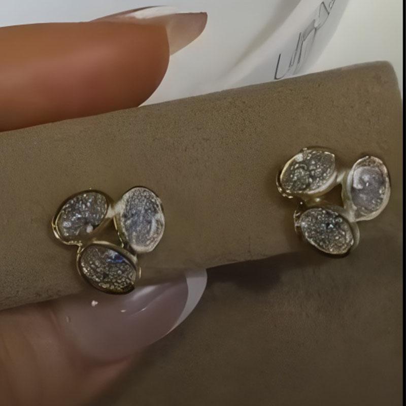 Découvrez l'éclat raffiné de ce bracelet tennis à diamants hexagonaux, réalisé avec brio en or jaune 18 carats. Chaque diamant rond et brillant est enchâssé dans une monture hexagonale unique, offrant une touche géométrique moderne au design
