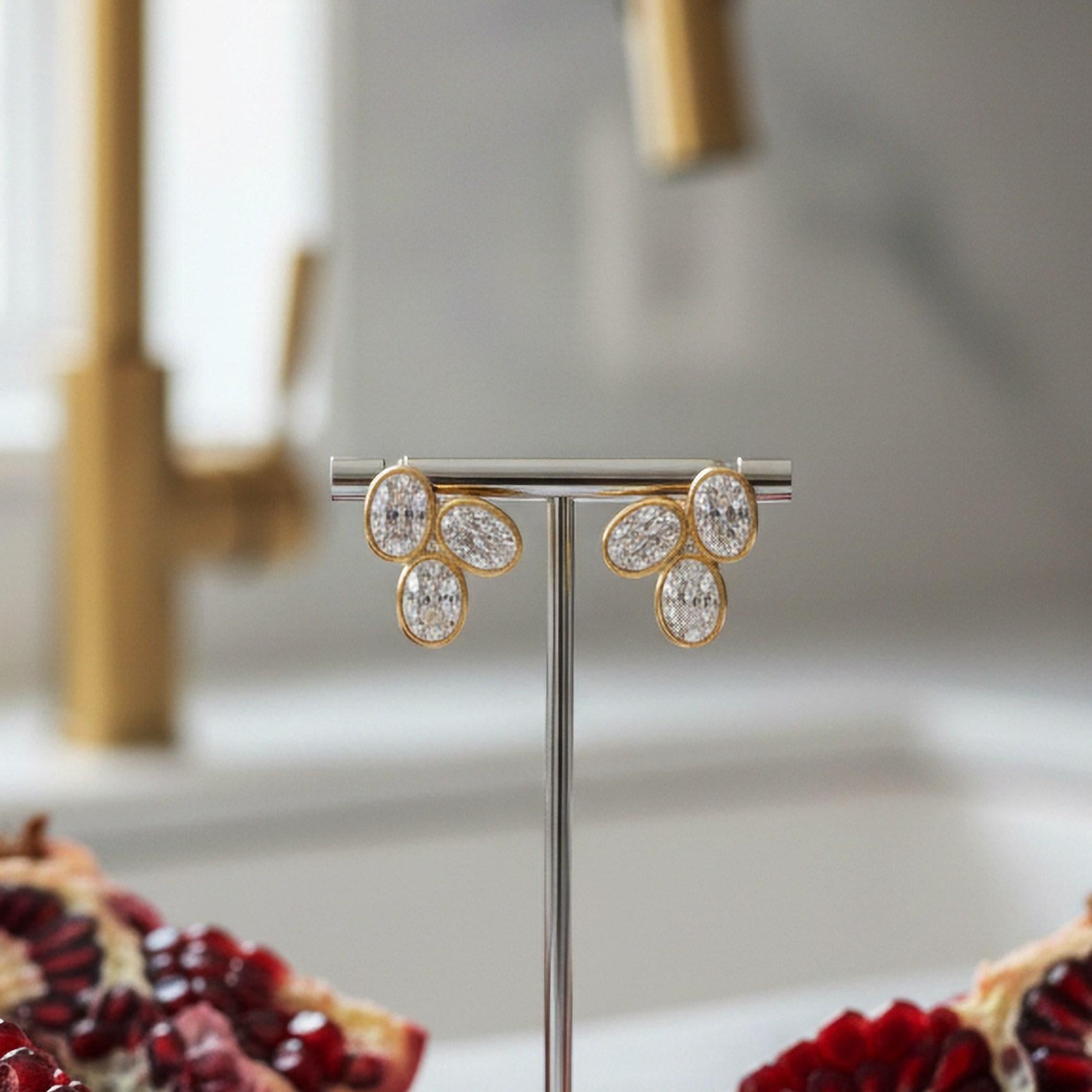 Moderno Orecchini a grappolo ovali tripli in oro giallo 18 carati in vendita