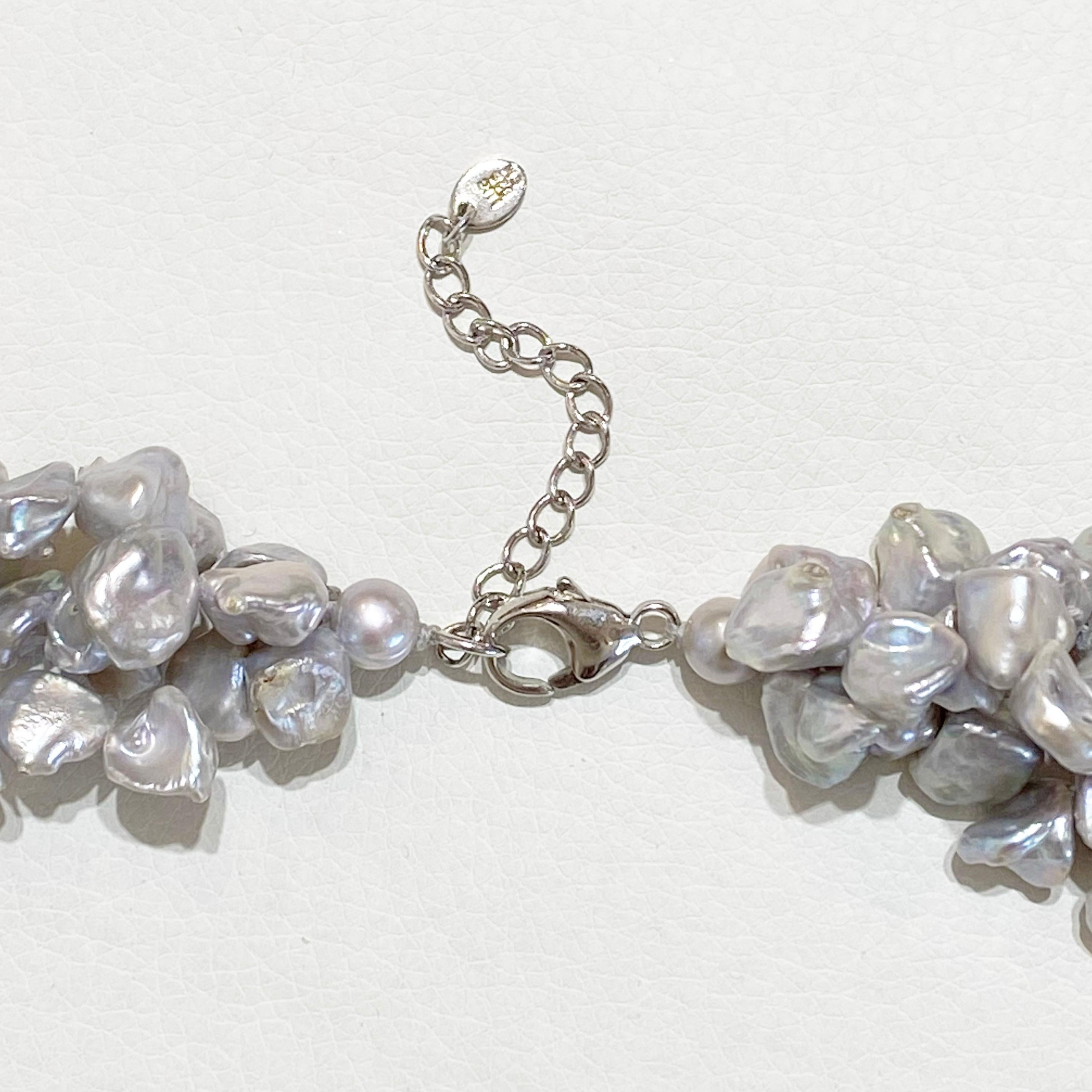 Collier triple perles Tour de cou avec perles de culture grises authentiques Pour femmes en vente