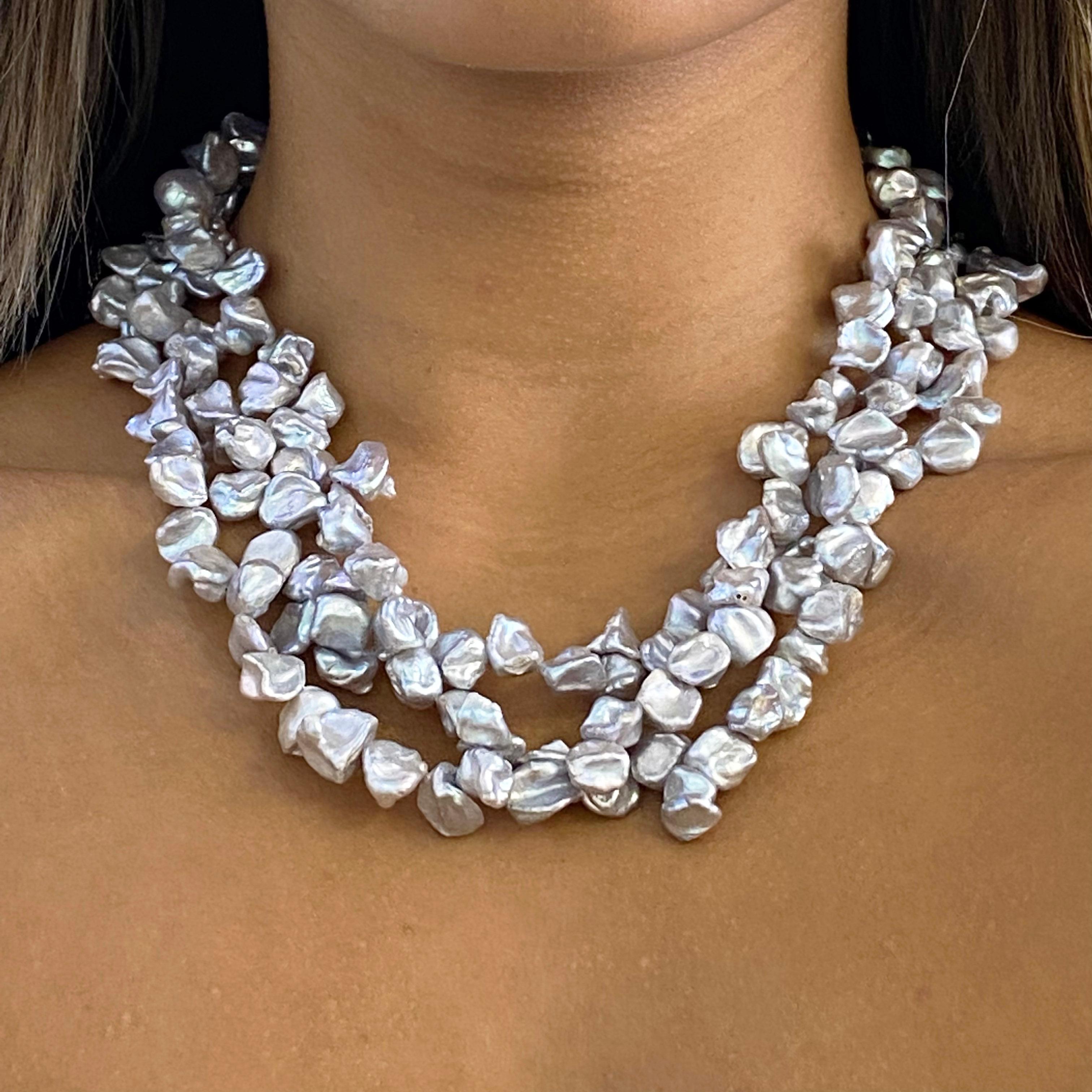 Collier triple perles Tour de cou avec perles de culture grises authentiques en vente 1