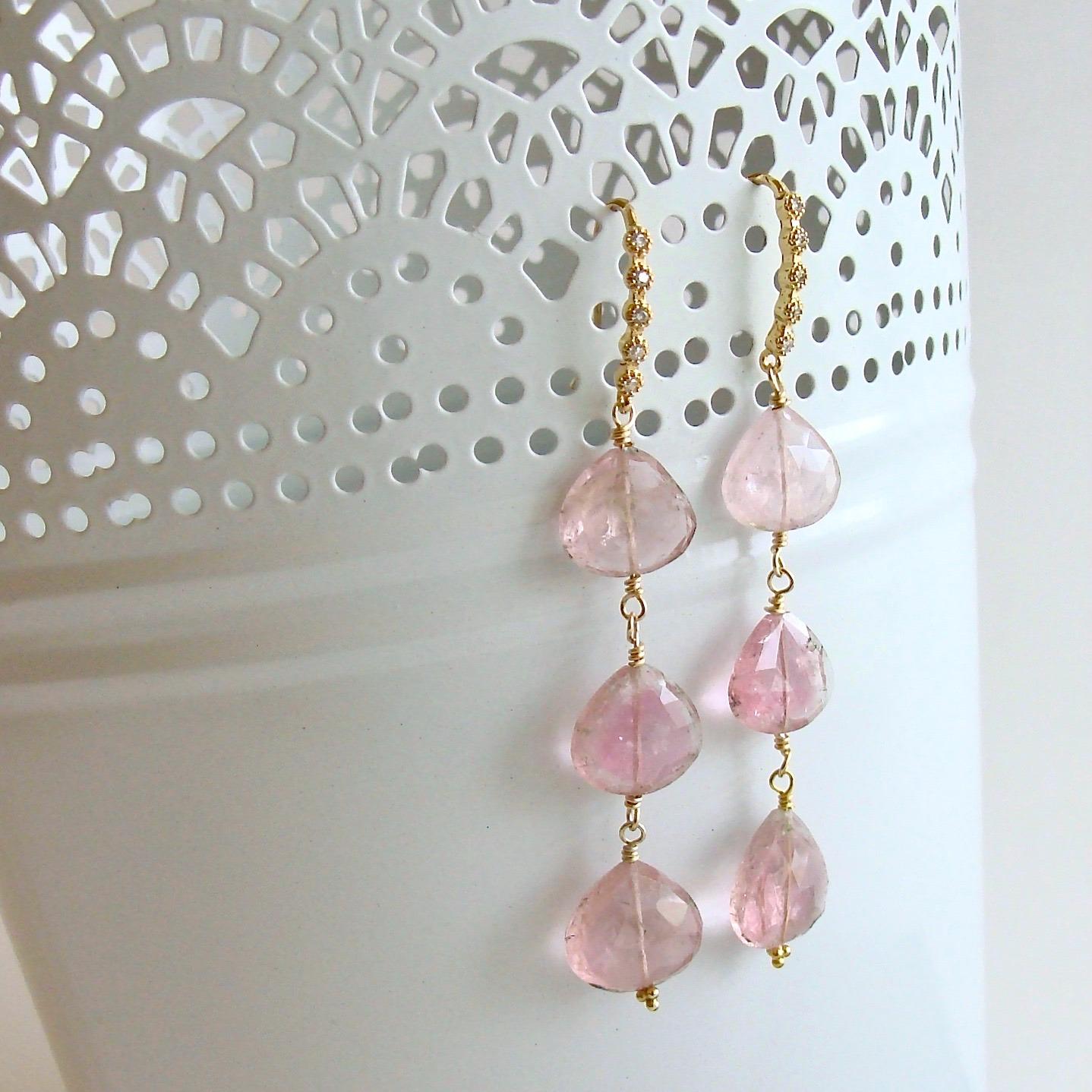 Orecchini a cascata con tripla tormalina rosa afgana - Orecchini Allison II

Notevoli cuori di tormalina afgana rosa pastello a cascata sono sospesi da delicati fili auricolari floreali in CZ.  Questi colori rosa confetto  includono solo un sussurro
