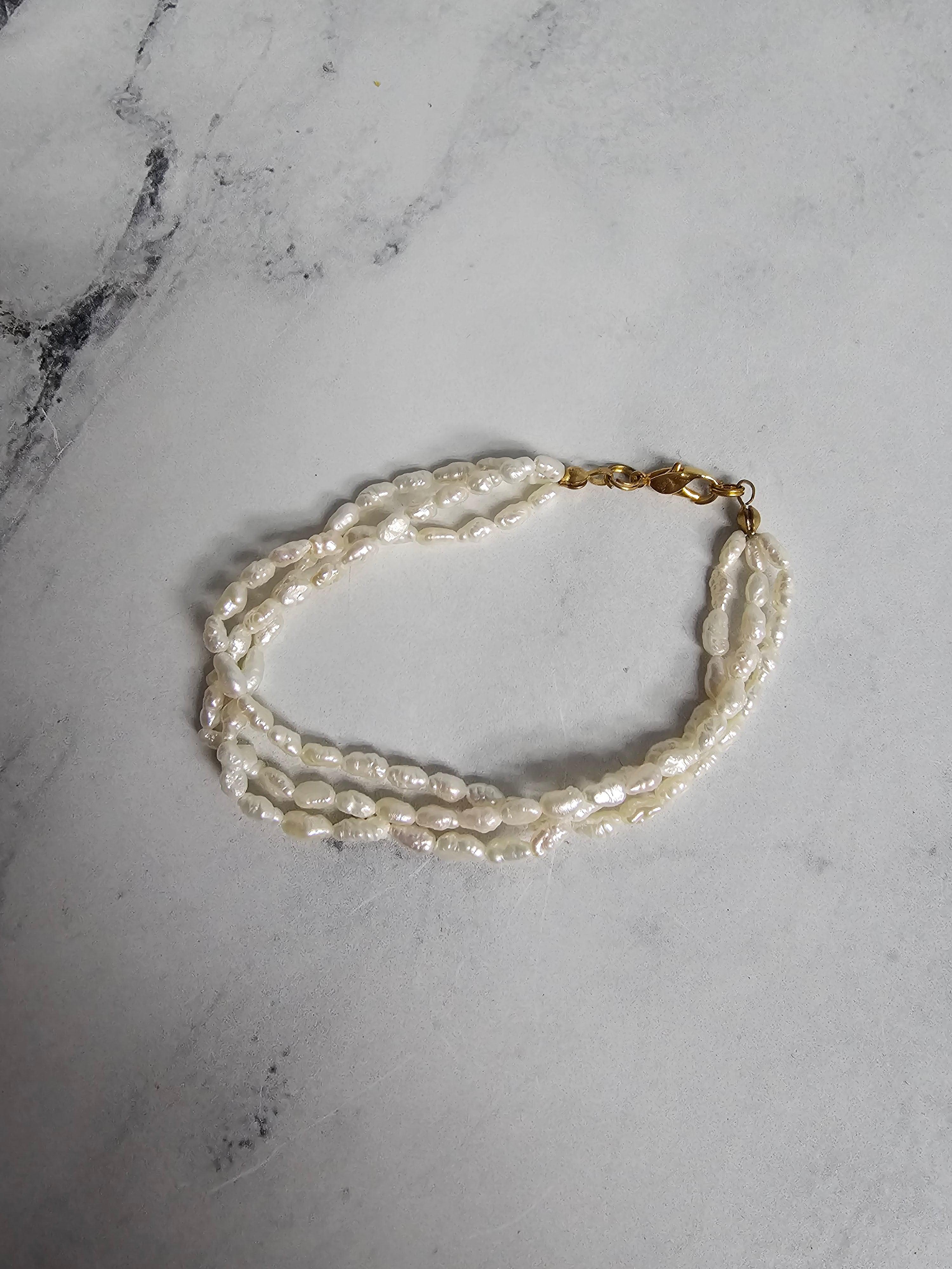 Taille ronde Bracelet à trois perles de riz en or jaune 14 carats en vente