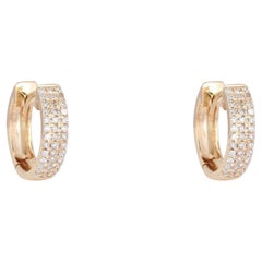 Boucles d'oreilles « huggie » en or jaune 14 carats, avec pavé de diamants sur trois rangées, 0,15 ct