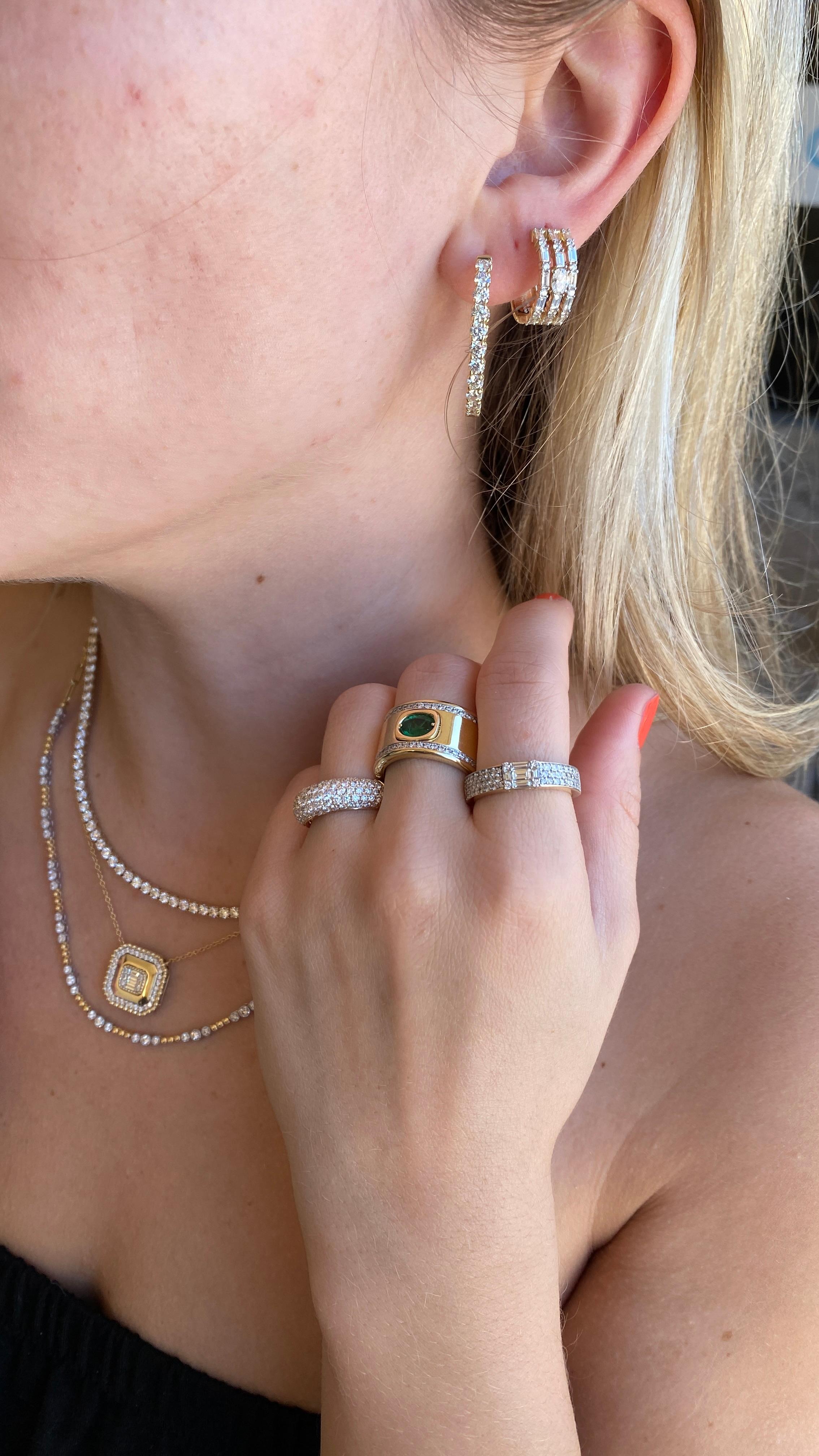 Contemporaneo Cerchi Huggie a tripla fila con 1,5 carati di diamanti, scintillio audace, in oro giallo 14K in vendita