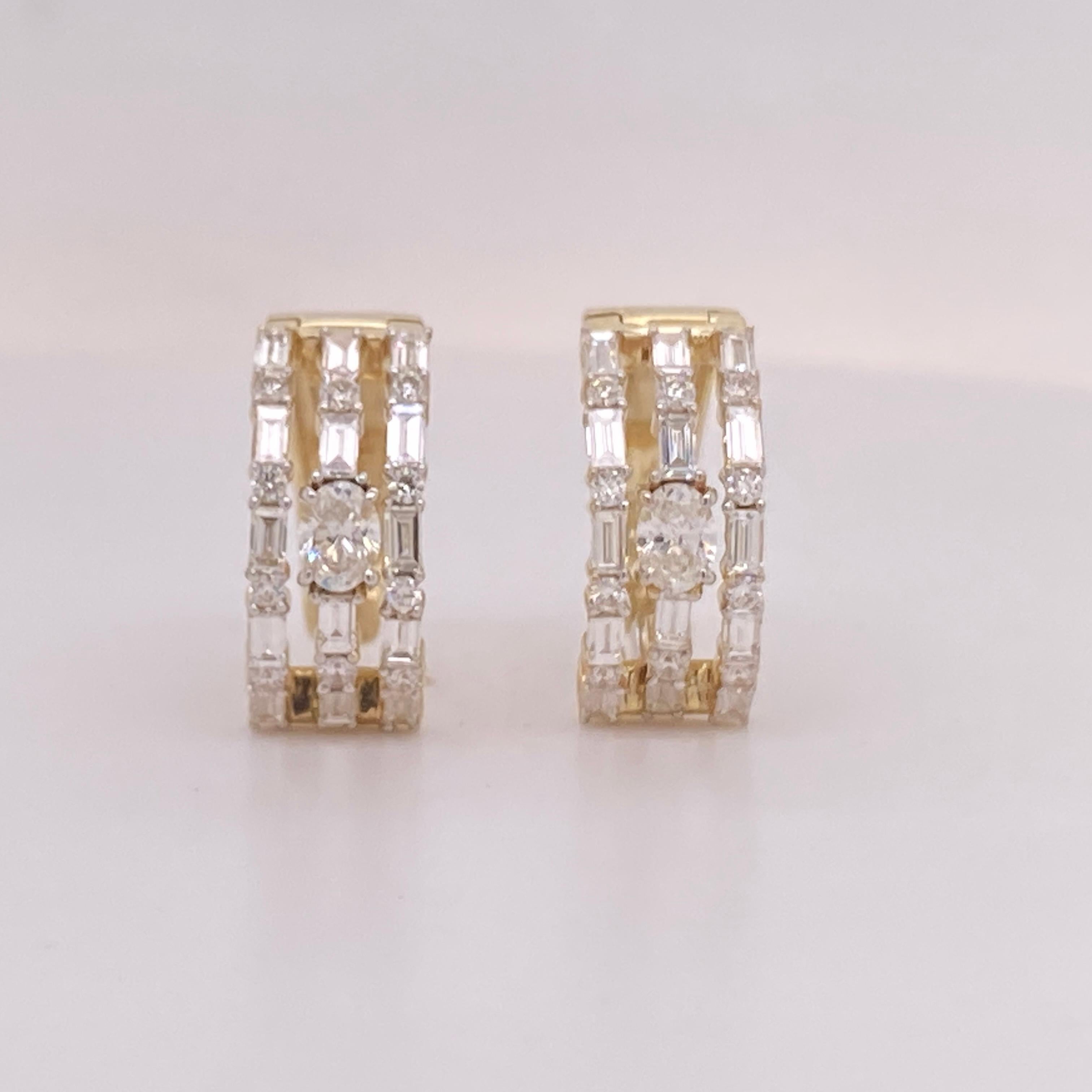 Taglio ovale Cerchi Huggie a tripla fila con 1,5 carati di diamanti, scintillio audace, in oro giallo 14K in vendita