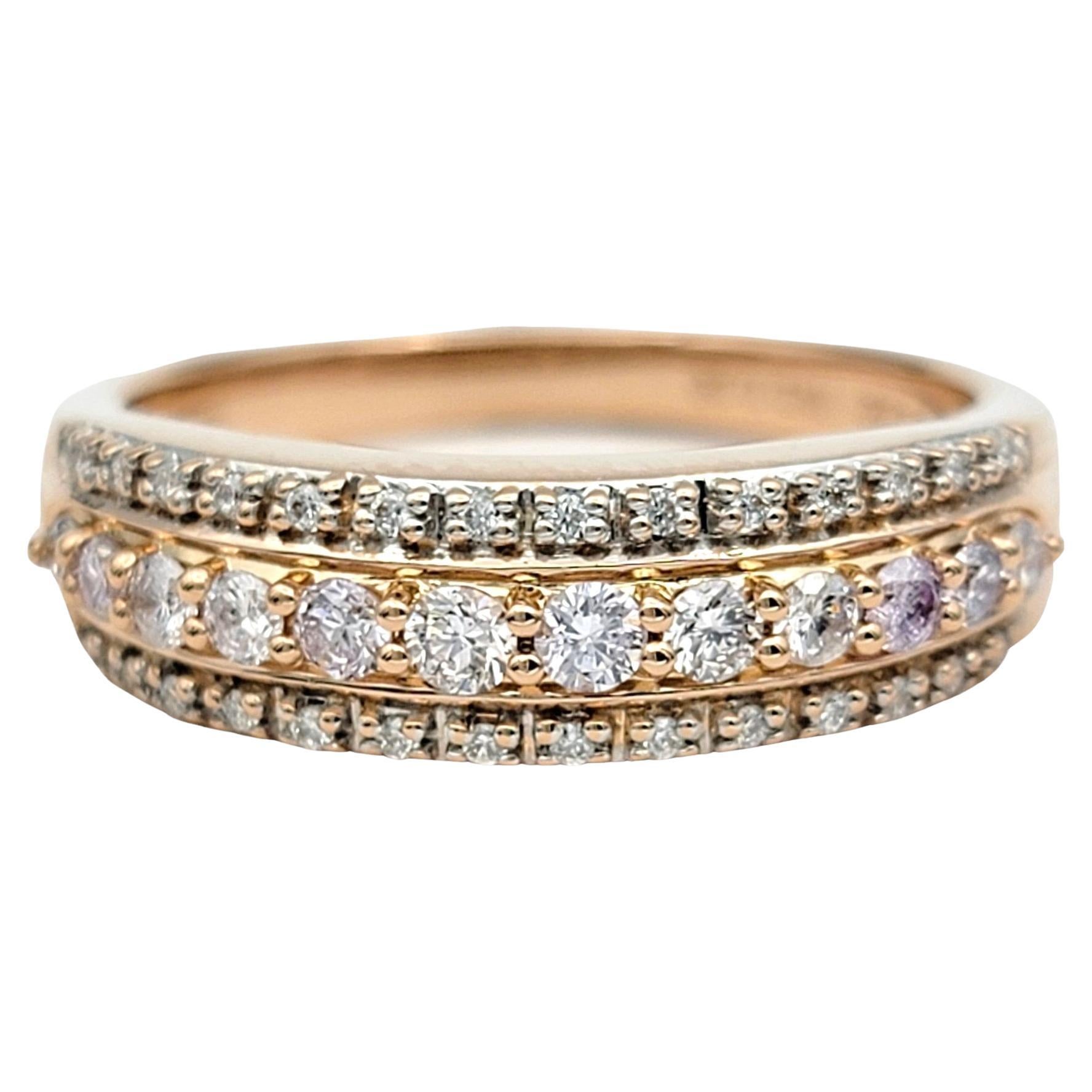 Anillo de tres hileras de diamantes redondos rosas y blancos en oro rosa de 18 quilates