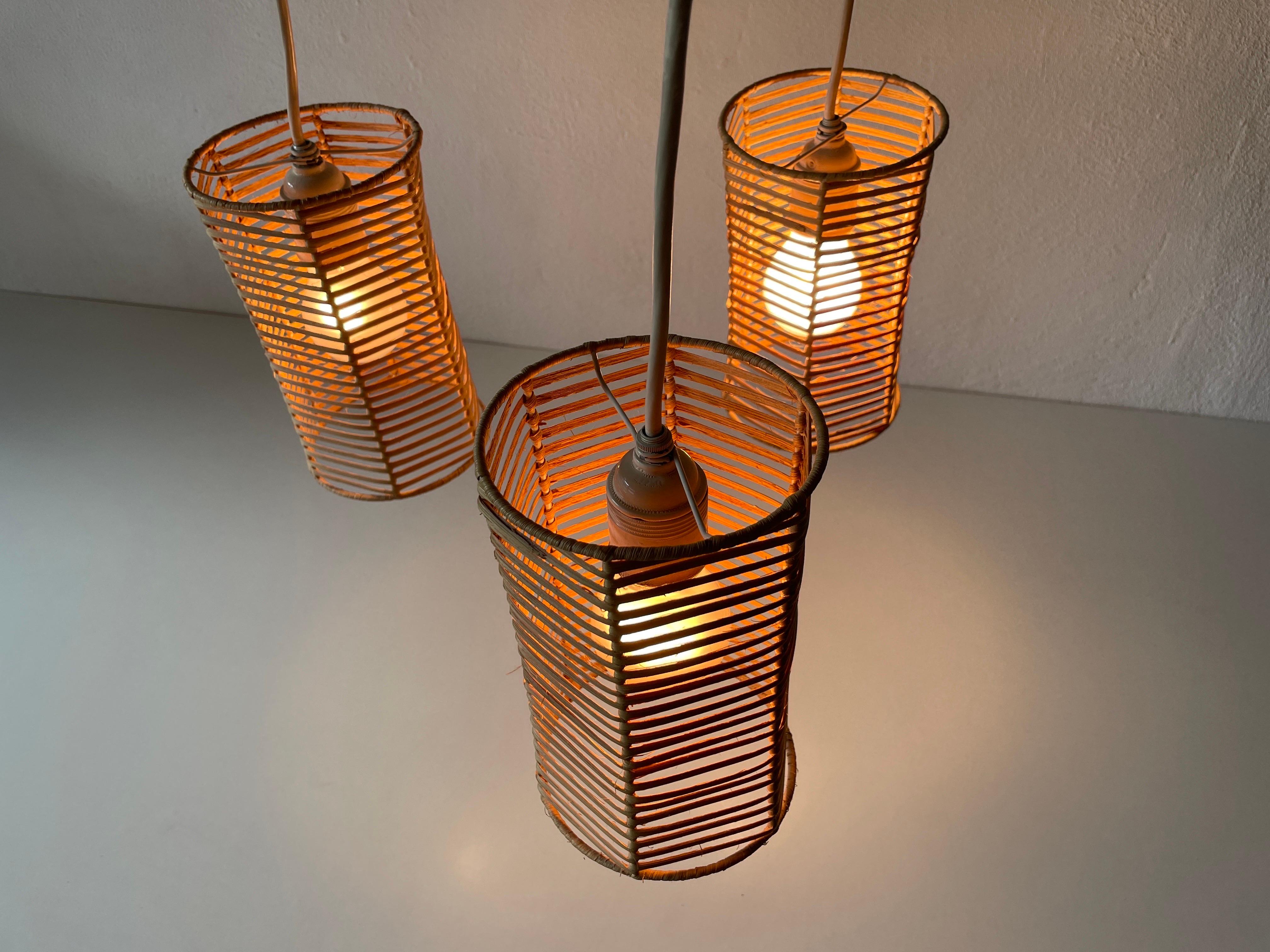 Lampe à suspension à trois abat-jour en osier et bois, années 1960, Allemagne en vente 4