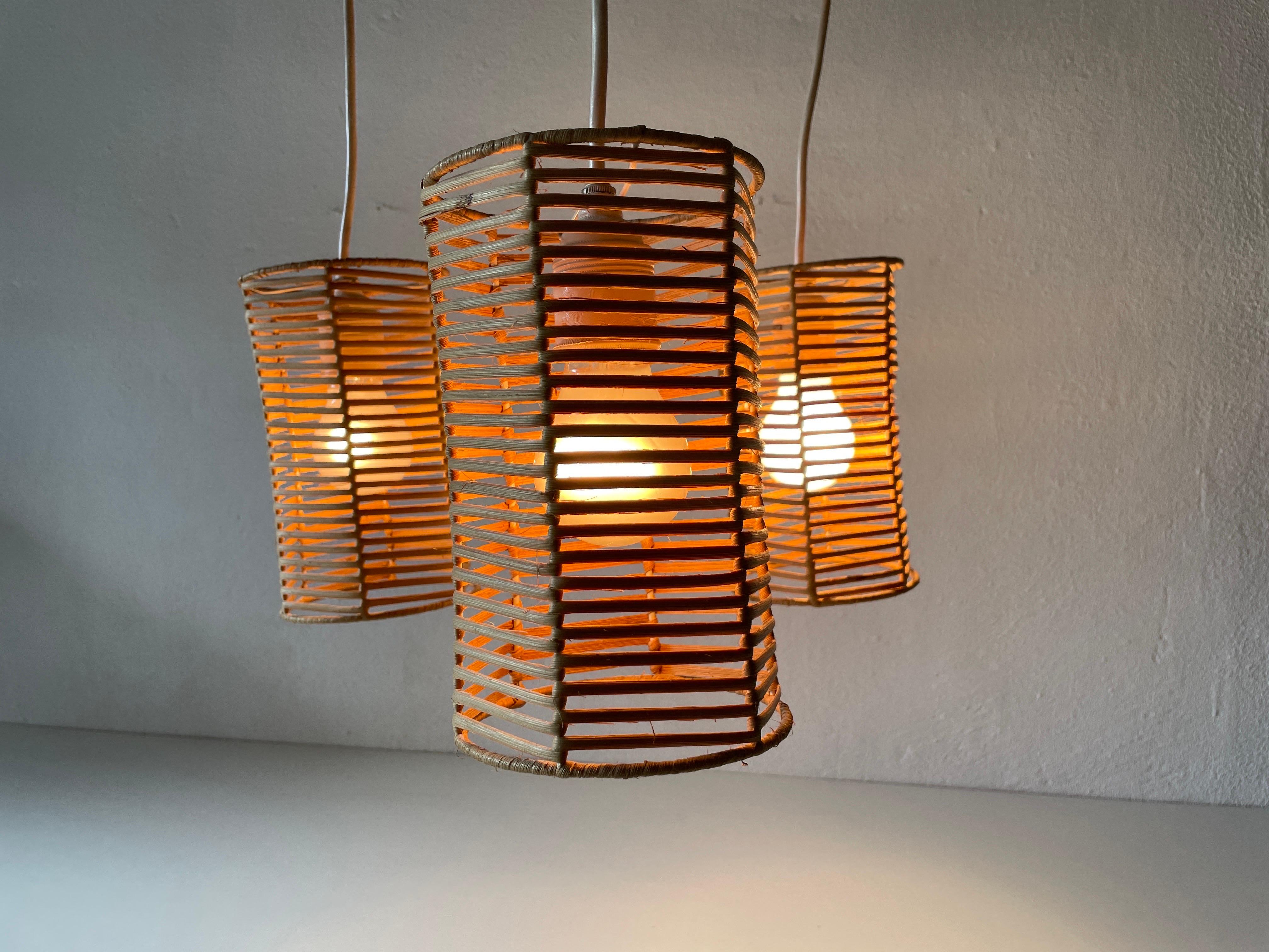 Lampe à suspension à trois abat-jour en osier et bois, années 1960, Allemagne en vente 7