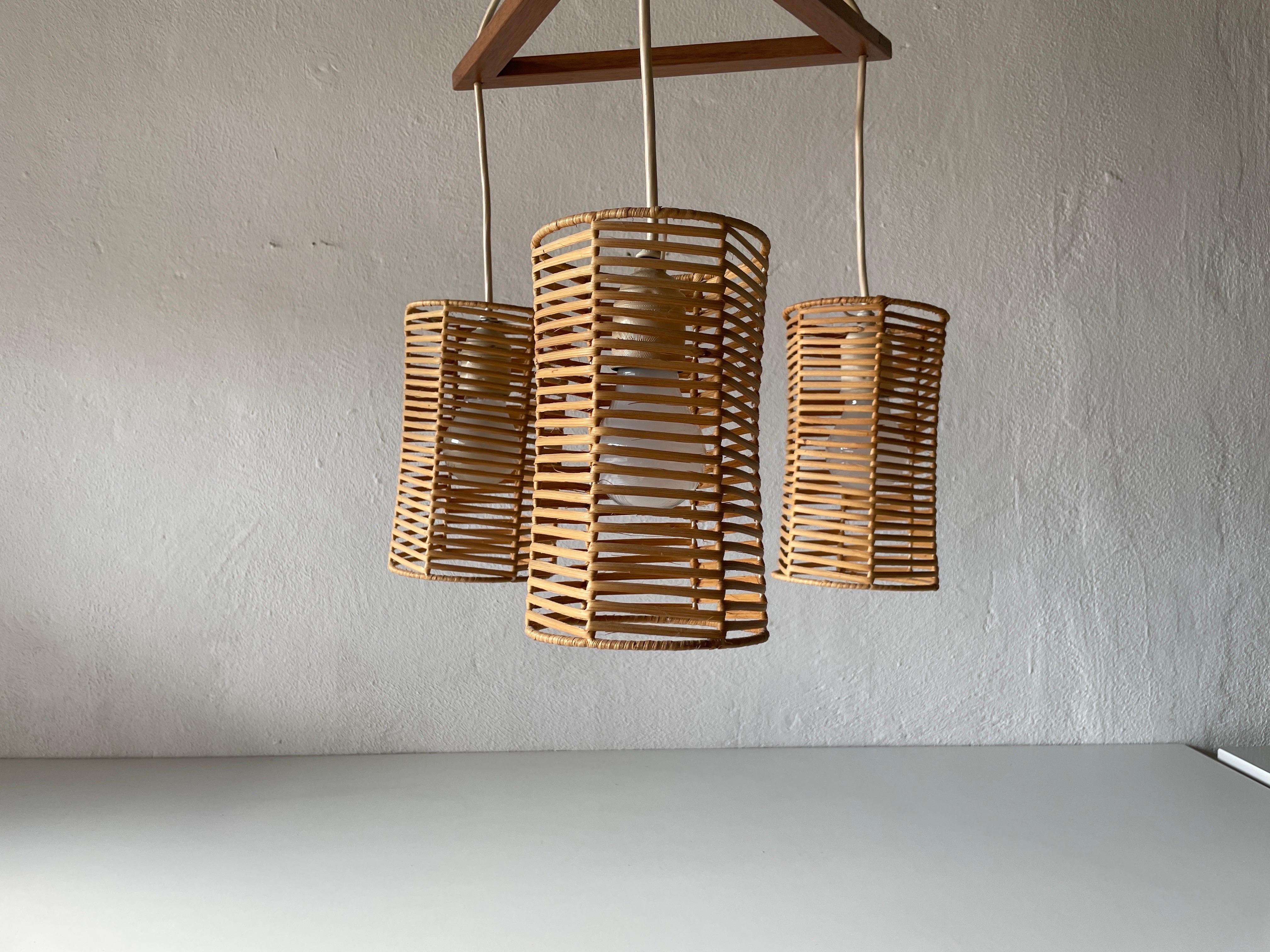 Milieu du XXe siècle Lampe à suspension à trois abat-jour en osier et bois, années 1960, Allemagne en vente