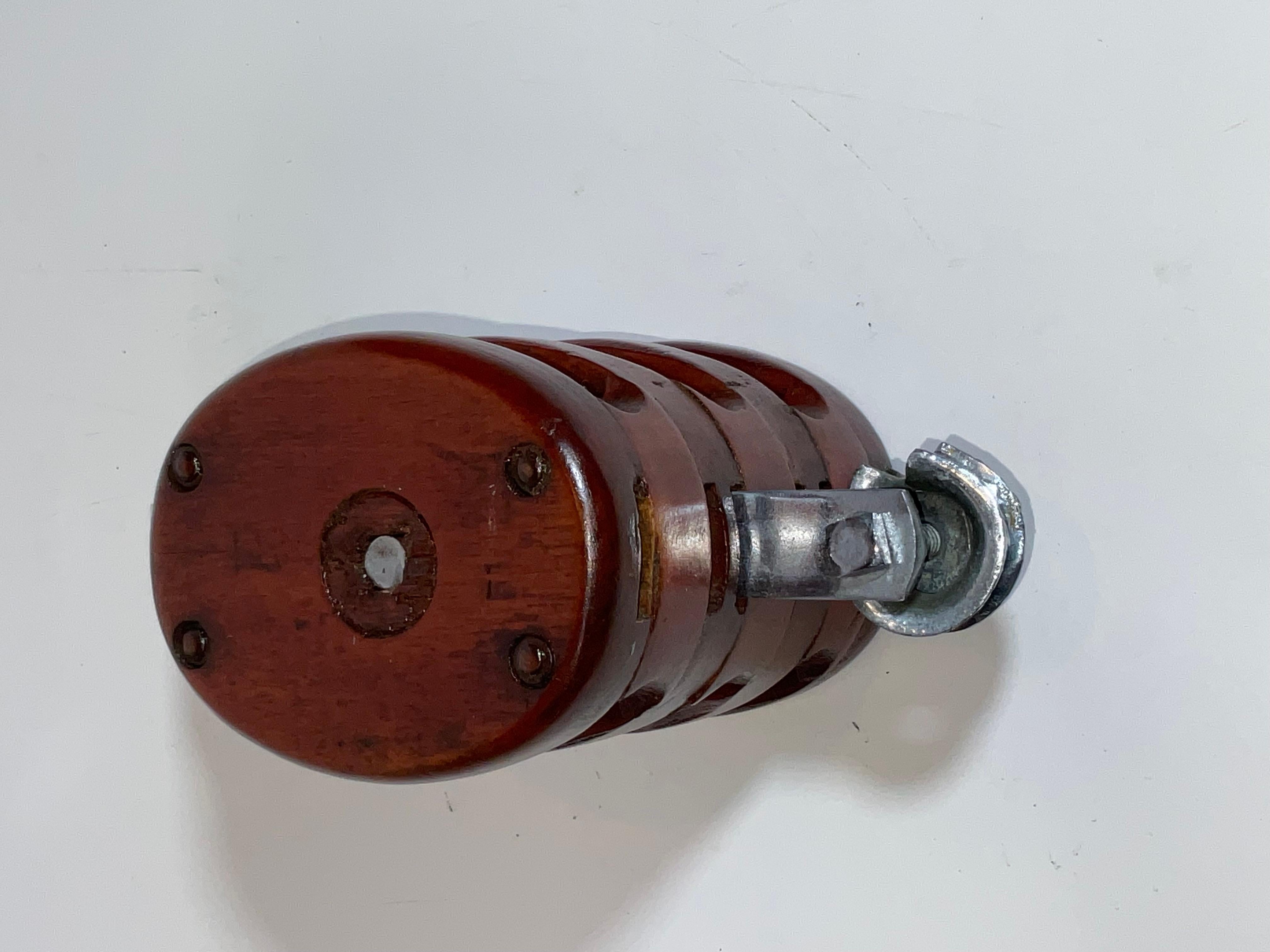 Fin du 20e siècle Poulie nautique à trois réas en bois verni en vente
