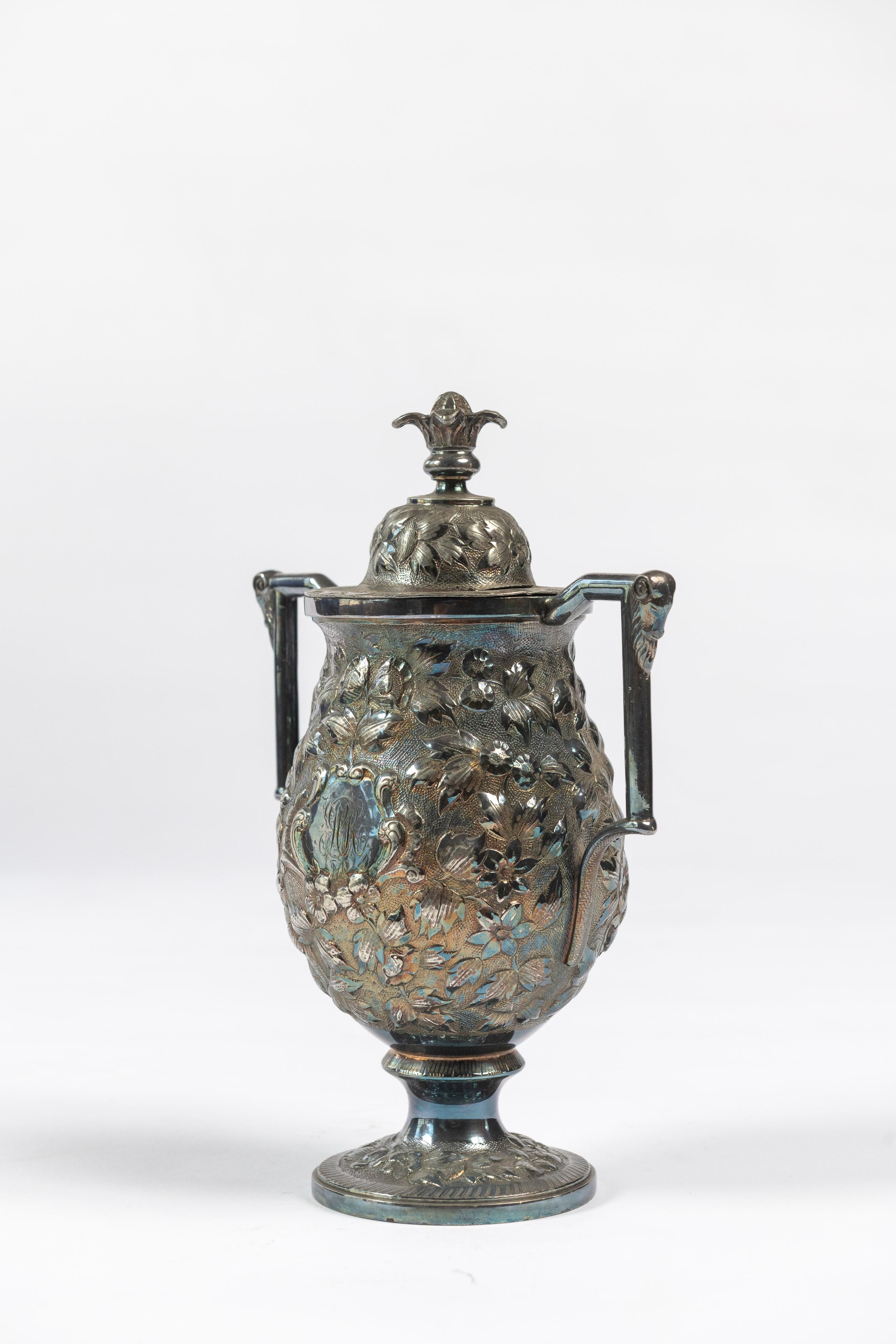 Antike versilberte Tee-Urne, mit verzierten Armen und Deckel, aus den späten 1800er Jahren, hergestellt in Baltimore, MD, von Chas. Hamill & Co. Ein hübsches Gefäß, in dem man allerlei Leckereien aufbewahren kann, obwohl es ursprünglich für losen
