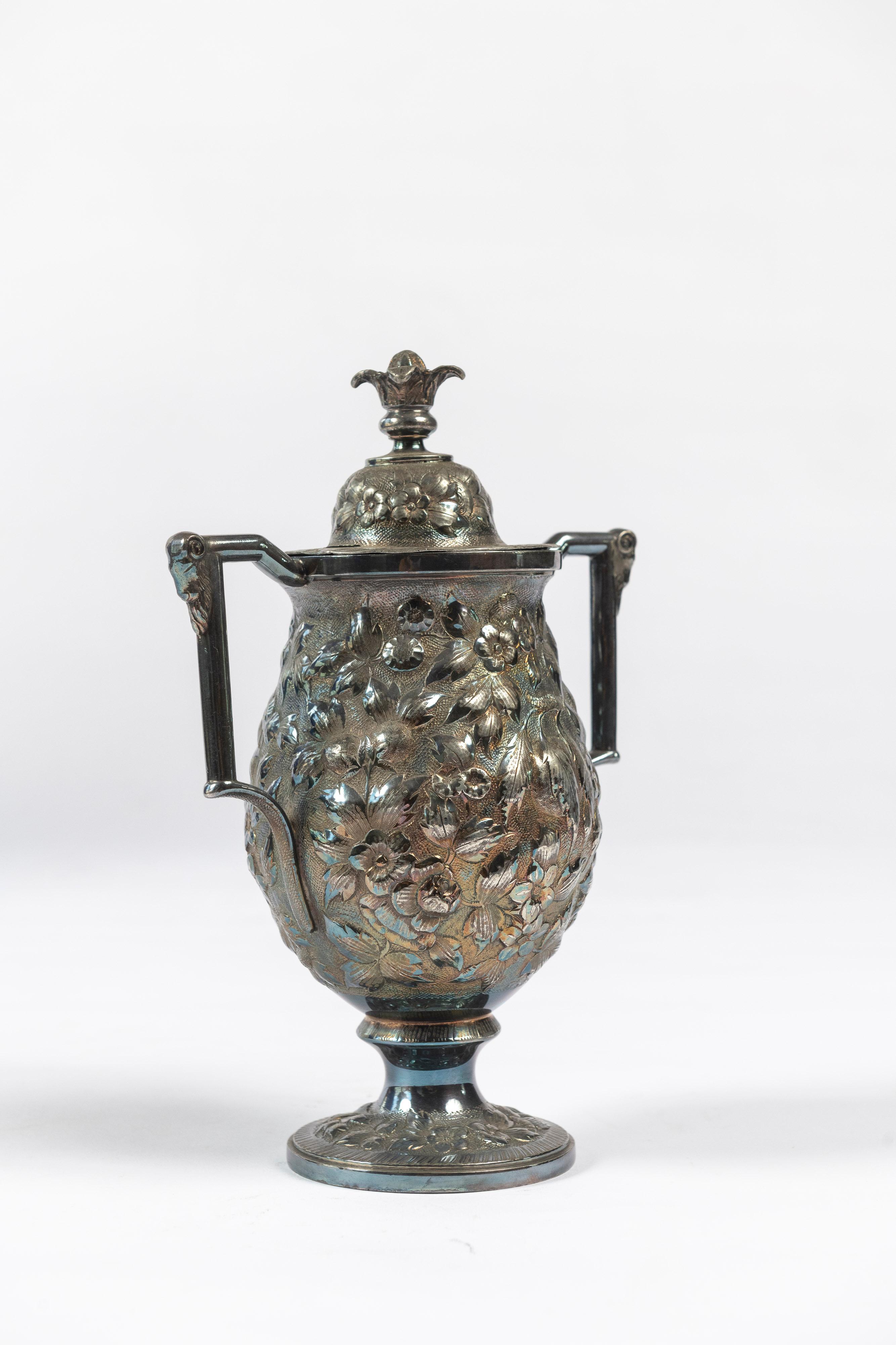 Américain Triple urne à thé en plaqué argent de Chas. W. Hamill & Co, Baltimore, MD, 1876-1884 en vente