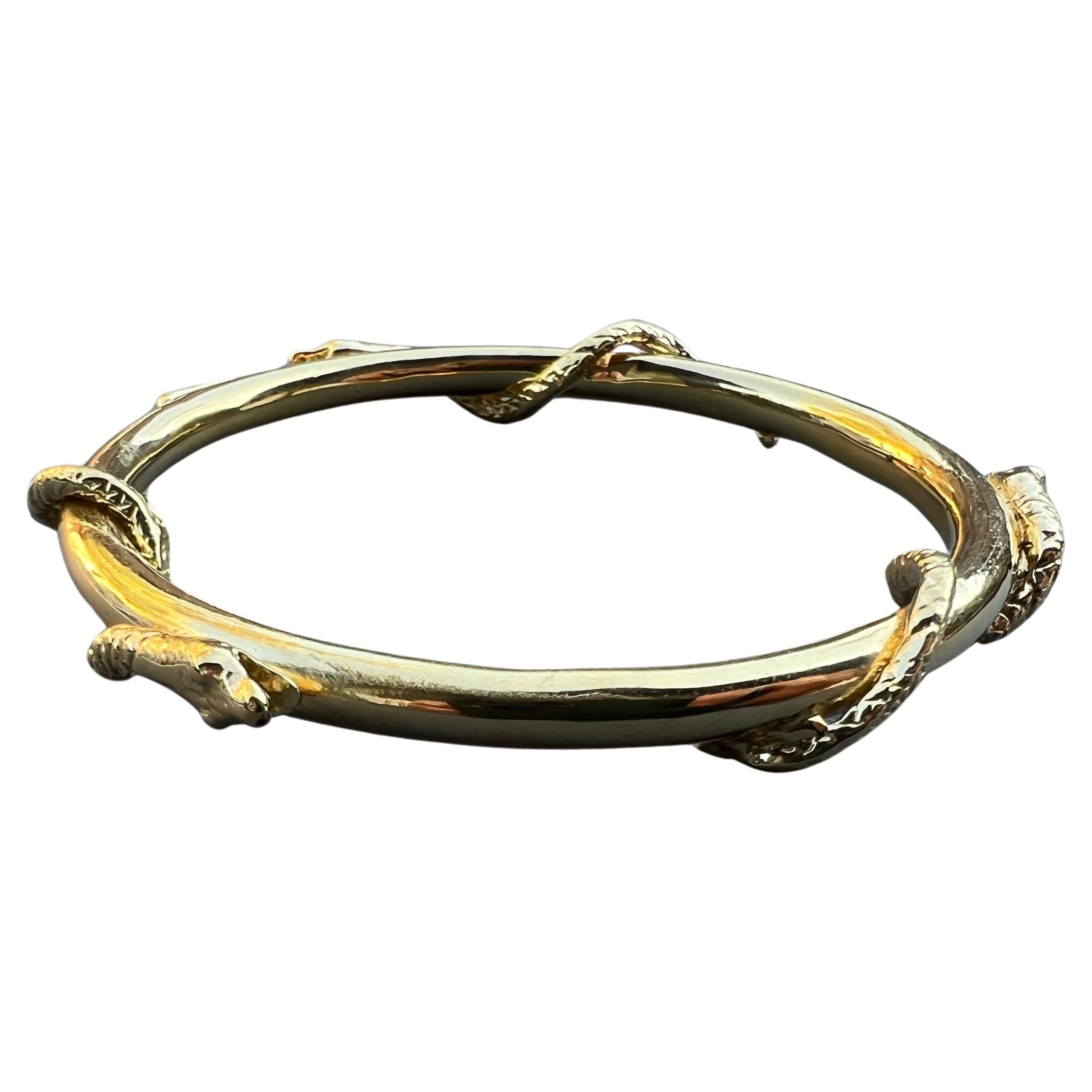 Bracelet triple serpent Ton or 

J DAUPHIN Bracelet manchette avec 3 serpents 
Laiton plaqué or 10 k

Historiquement, les serpents et les serpents représentent la fertilité ou une force de vie créative. Comme les serpents perdent leur peau par mue,