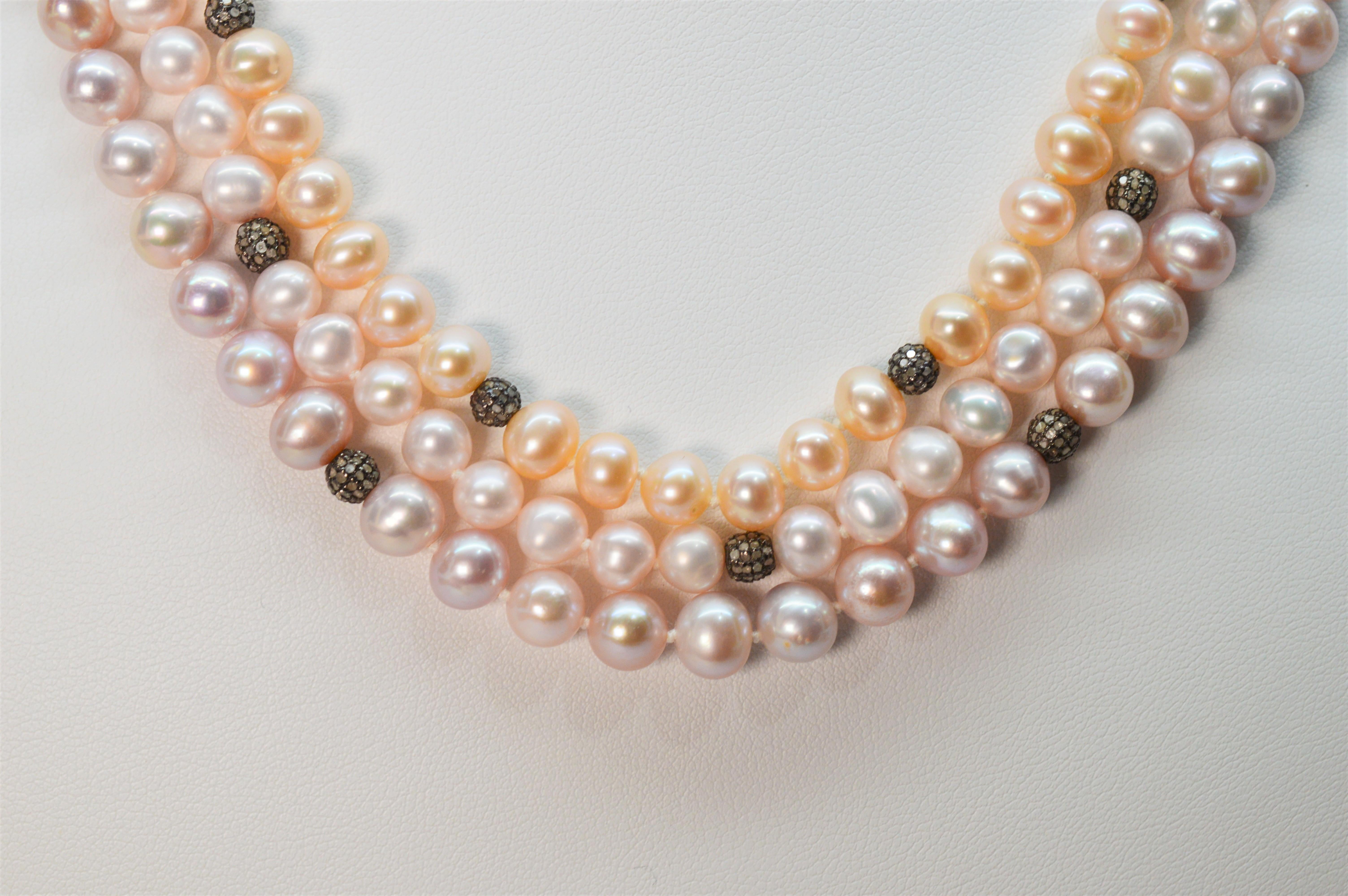 Diverse sfumature di colori chiari si completano a vicenda e si mescolano per creare questa collana a più fili di perle Akoya pastello unica nel suo genere. Ogni filo di perle è accentuato da piccole stazioni decorative di perline in argento