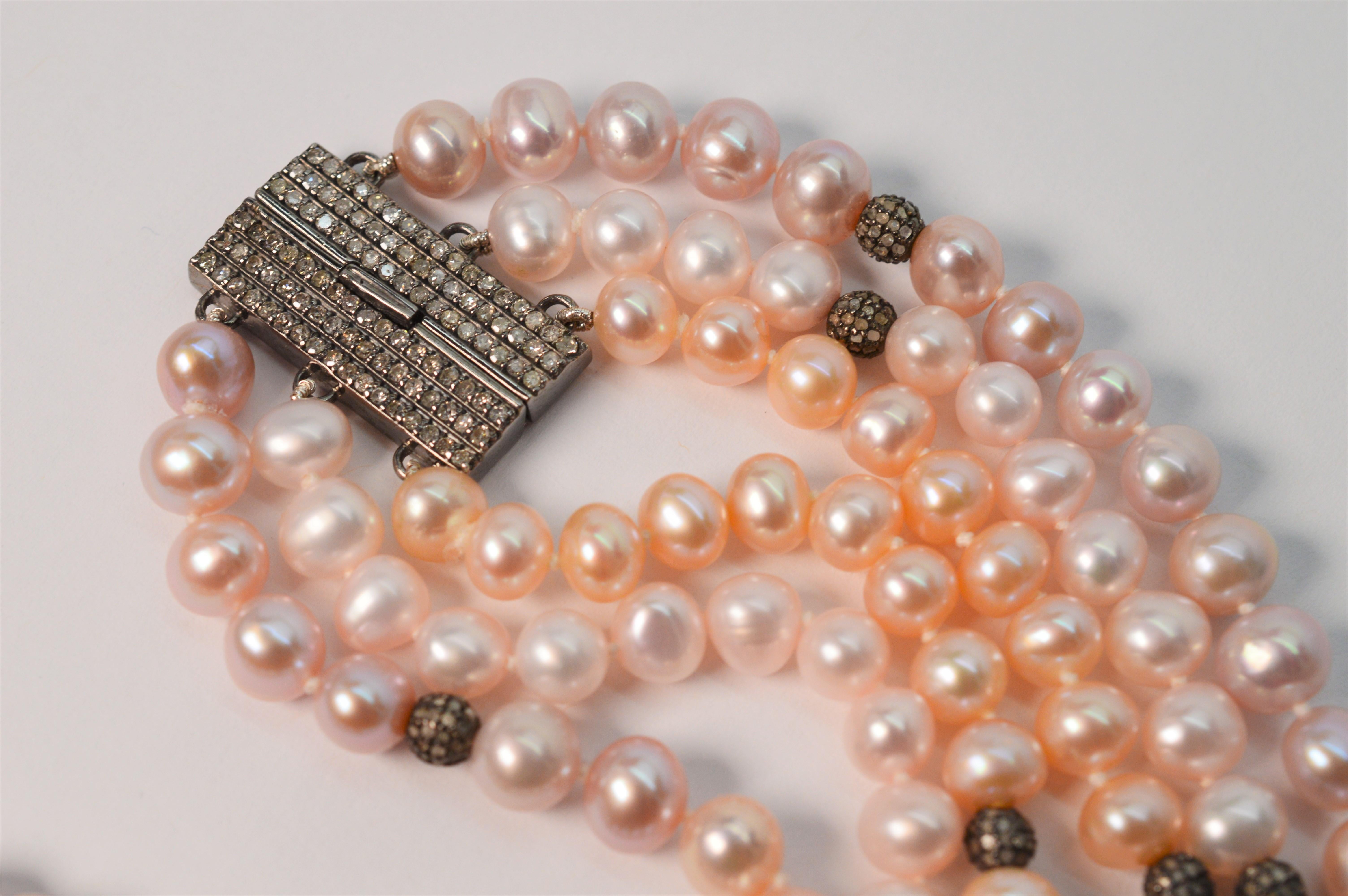 Triple rang de perles roses avec diamants ornés de l'argent en vente 3