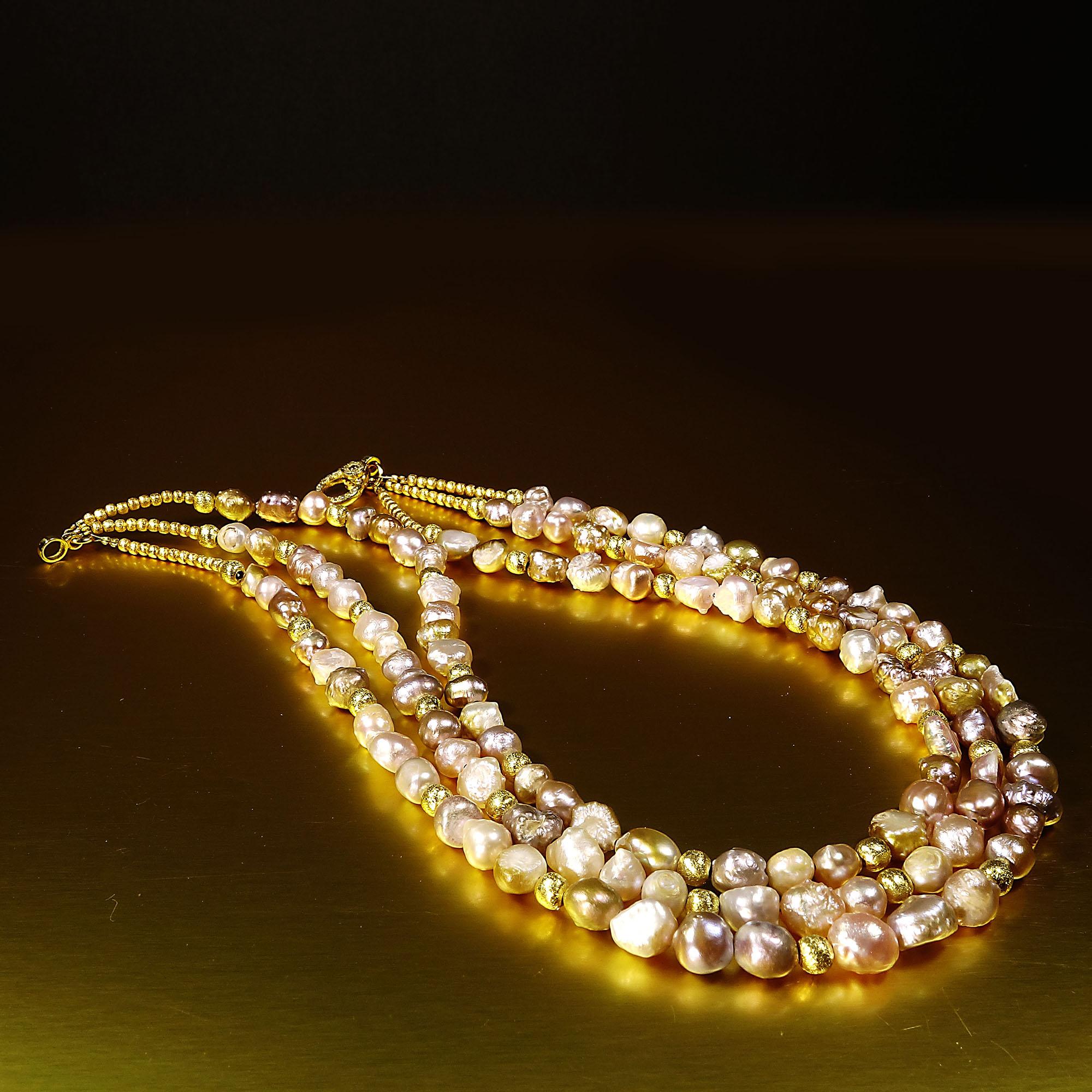 Artisan AJD Collier ras du cou à trois brins en perles en forme de bouton de rose  Pierre de naissance de juin aux accents dorés en vente