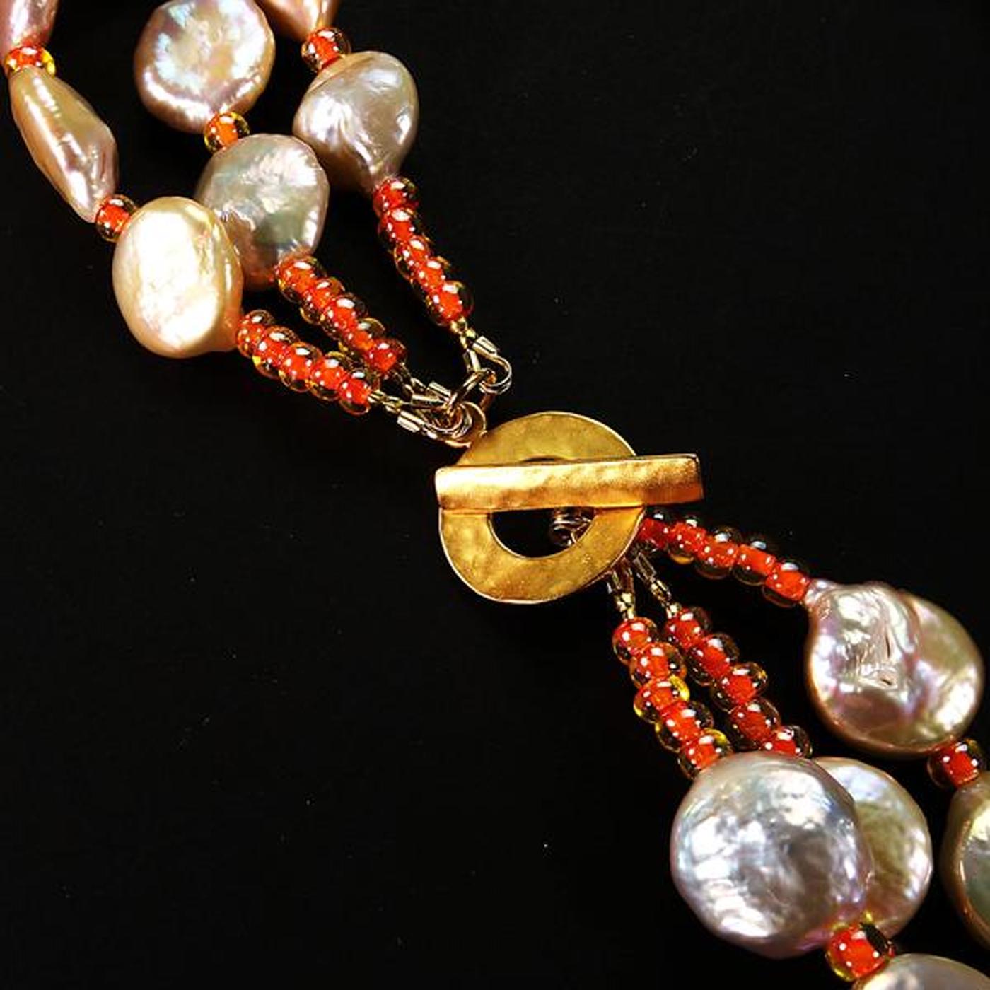AJD - Collier à trois rangs de perles en forme de pièce de monnaie, couleur pêche/rose (pierre de naissance de juin)  Excellent cadeau Neuf - En vente à Raleigh, NC