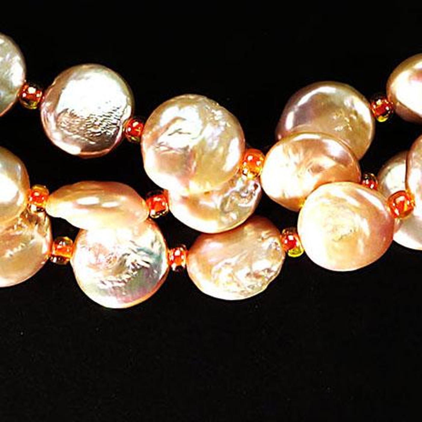 AJD - Collier à trois rangs de perles en forme de pièce de monnaie, couleur pêche/rose (pierre de naissance de juin)  Excellent cadeau en vente 1