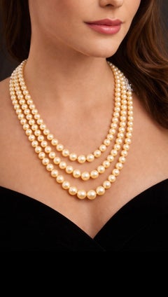 Collier de perles d'Akoya cultivées à trois brins Fermoir à nœud en diamant et saphir 18 carats