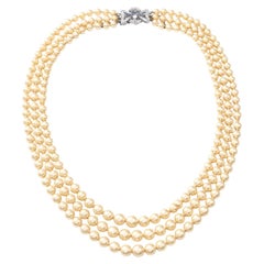 Collier de perles d'Akoya cultivées à trois brins Fermoir à nœud en diamant et saphir 18 carats